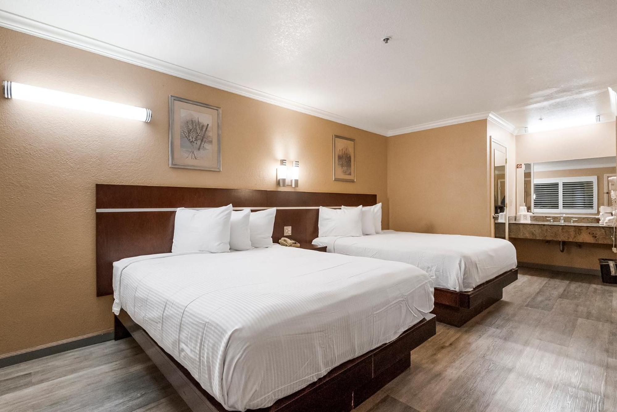 Queen Room with Two Queen Beds - Non-Smoking - Photo 7
