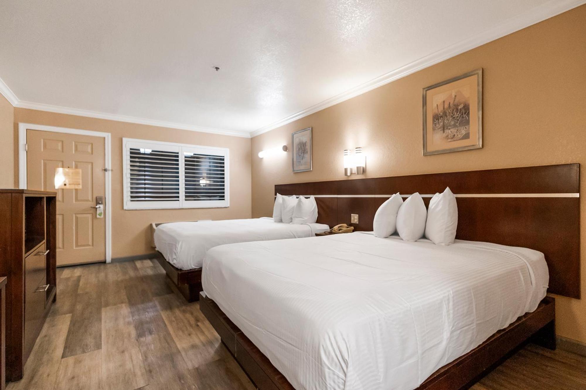Queen Room with Two Queen Beds - Non-Smoking - Photo 1