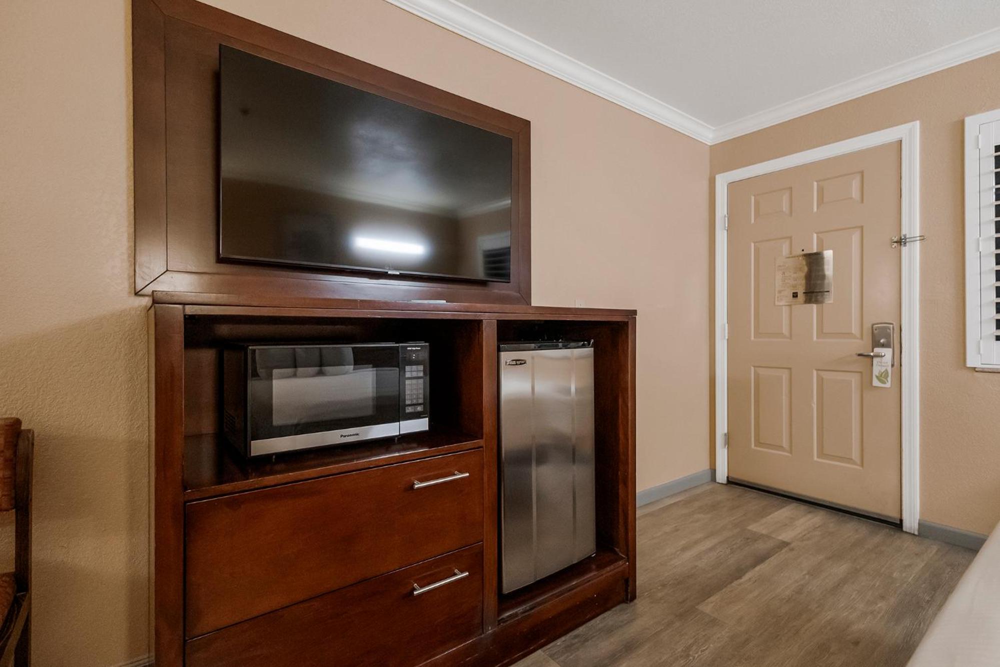 Queen Room with Two Queen Beds - Non-Smoking - Photo 4