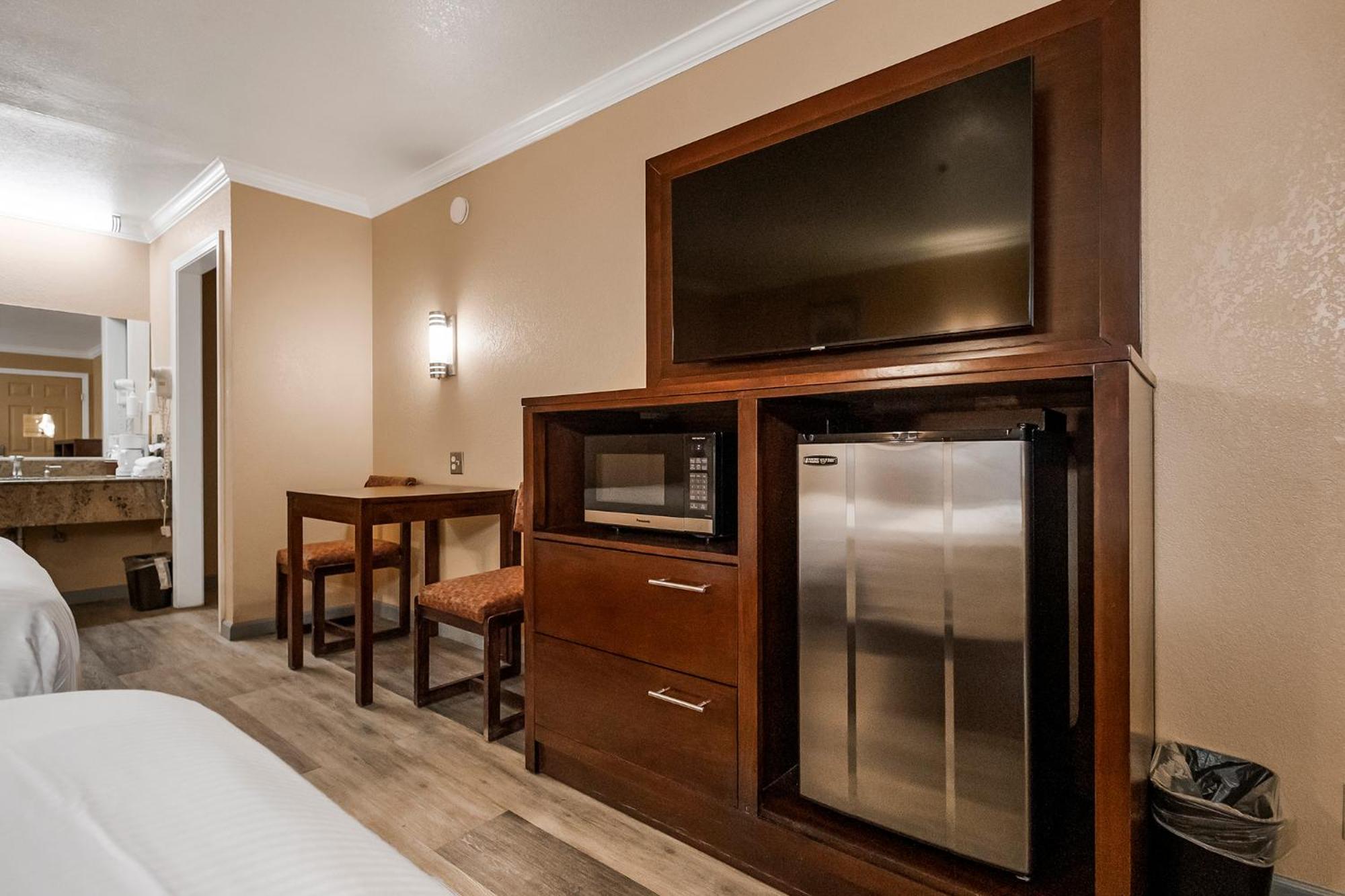 Queen Room with Two Queen Beds - Non-Smoking - Photo 5