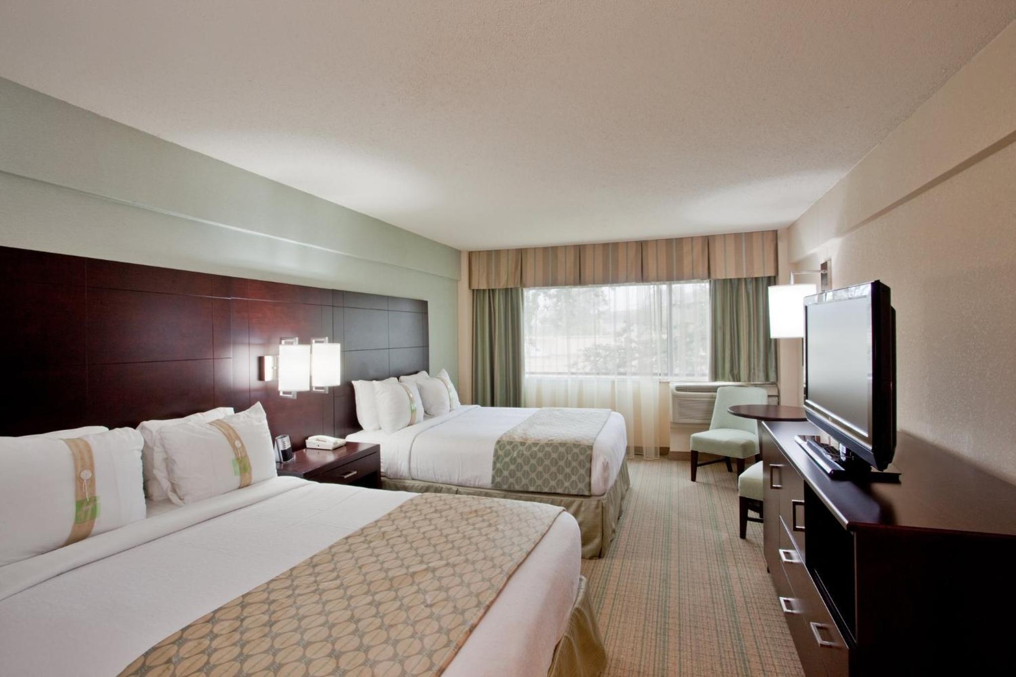 Standard Room with Two Queen Beds - Photo 5