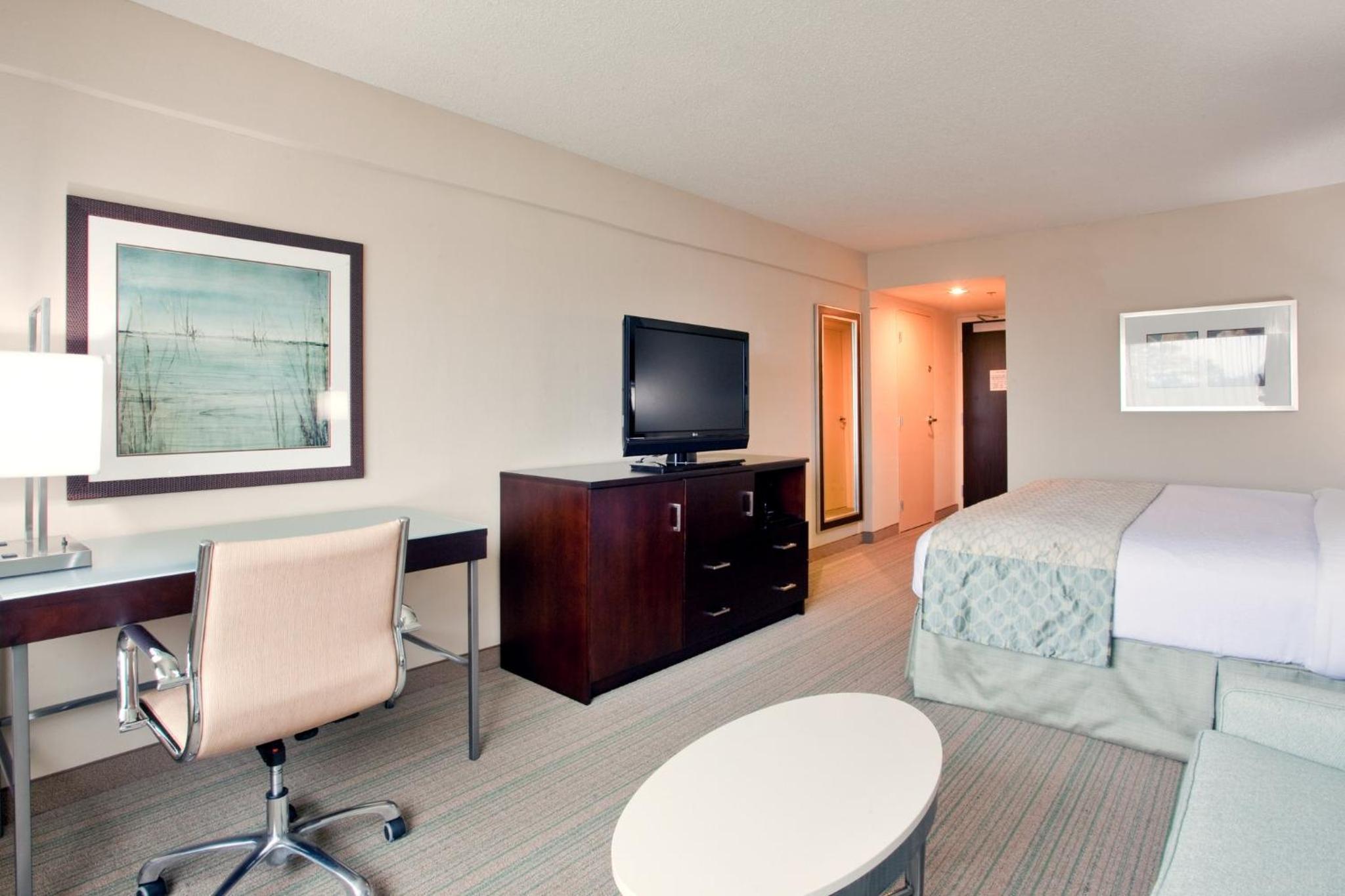 Standard King Room with Sofa Bed - Photo 8