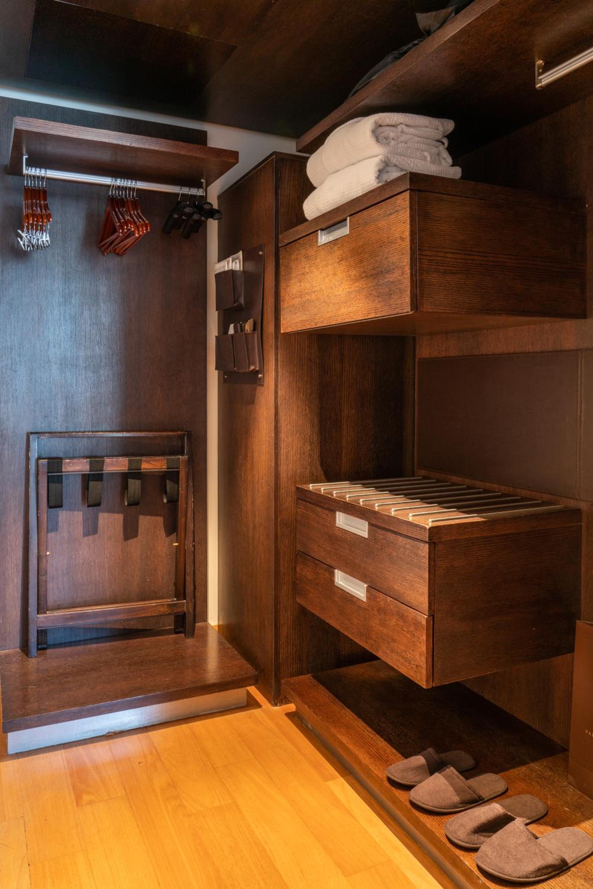 One-Bedroom Suite thumbnail 6