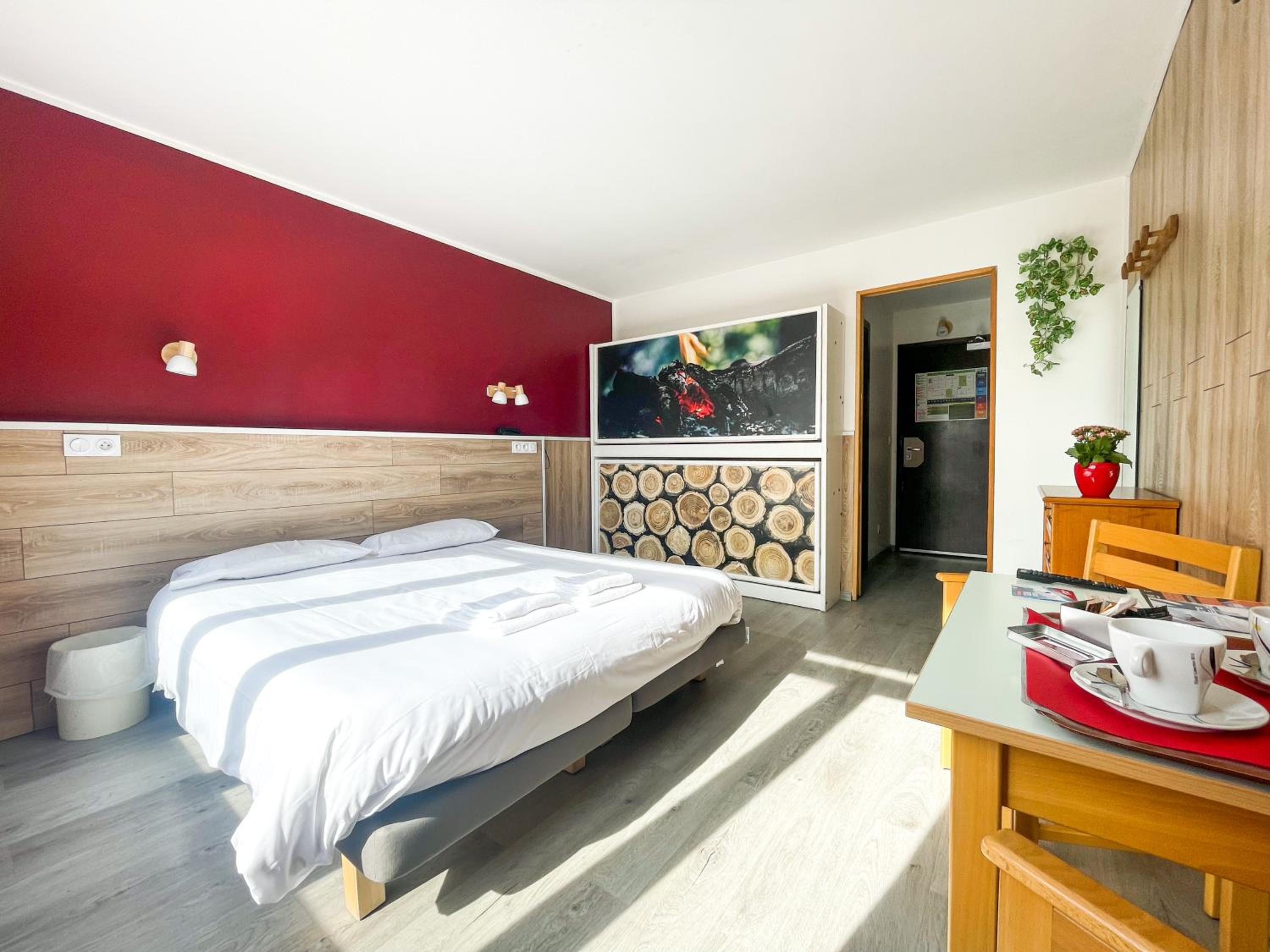 Double or Twin Room with Mountain View photo 3