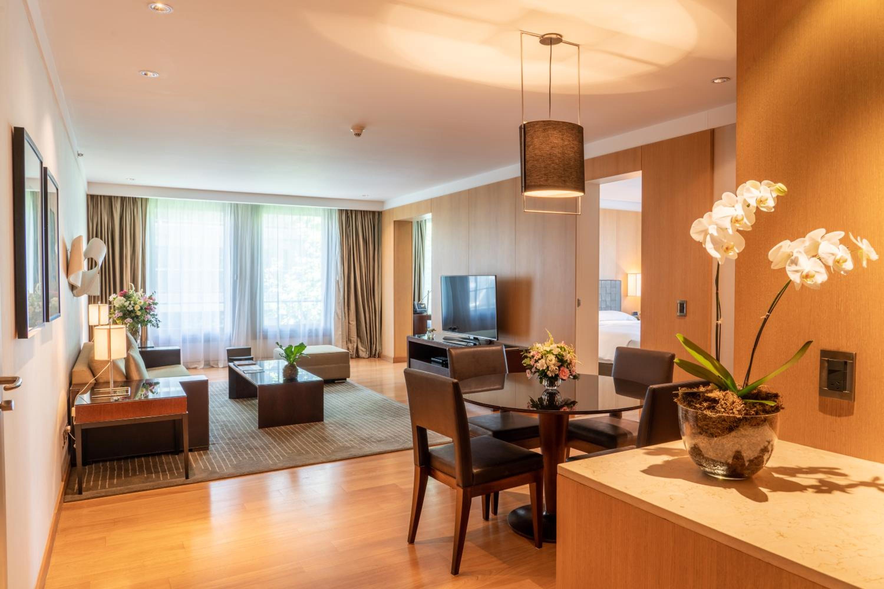 Executive Suite thumbnail 5