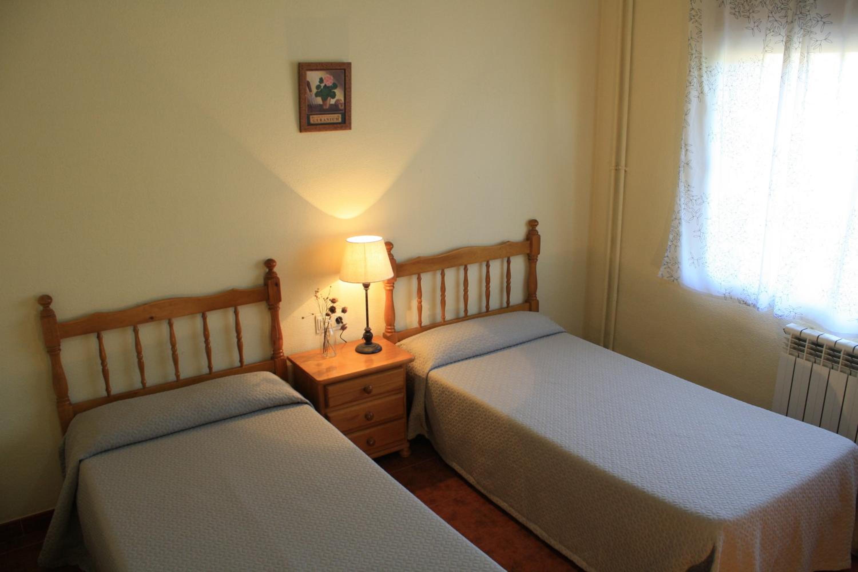 Twin Room with Private Bathroom photo 2