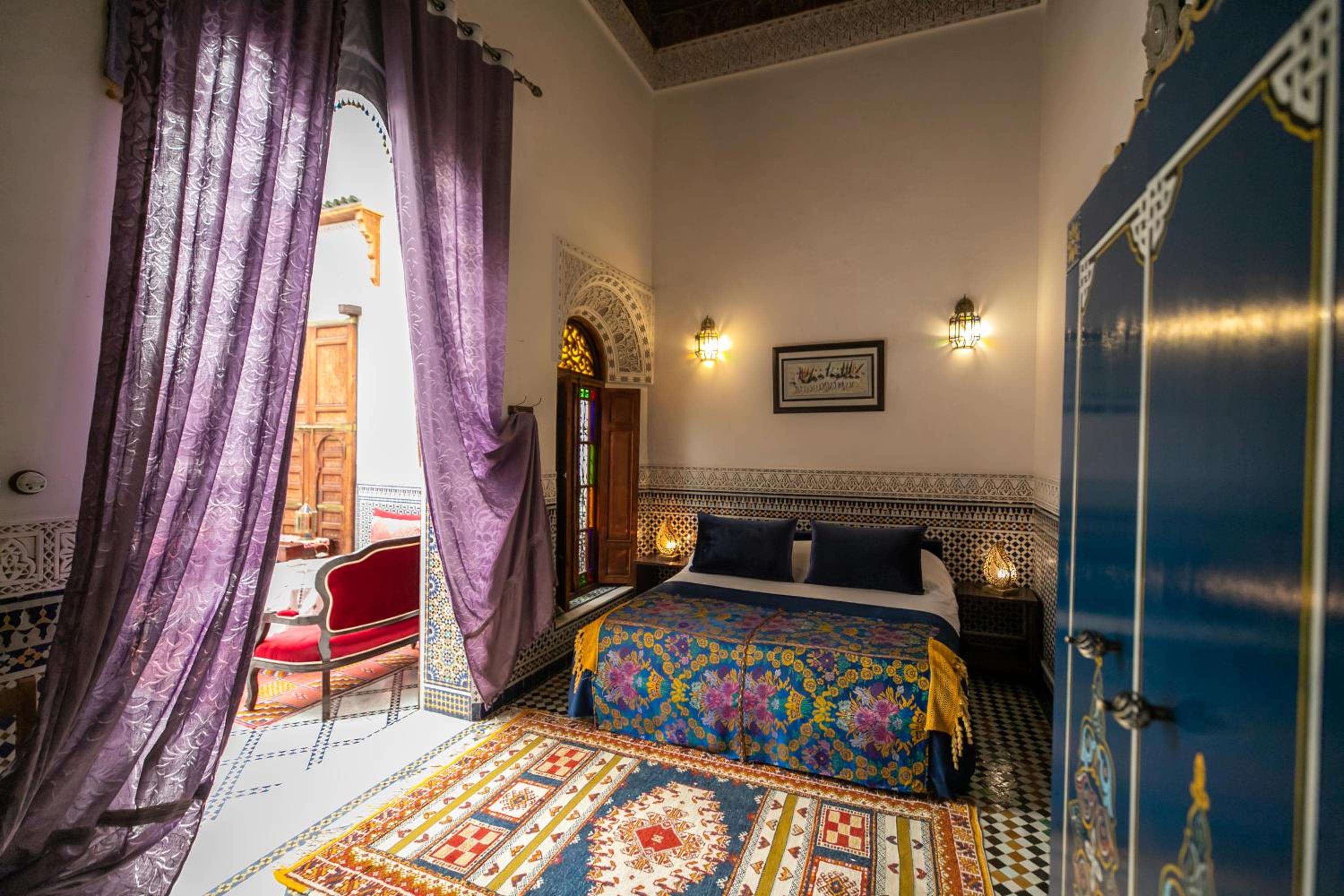 Deluxe Double Room with Bath - Photo 7