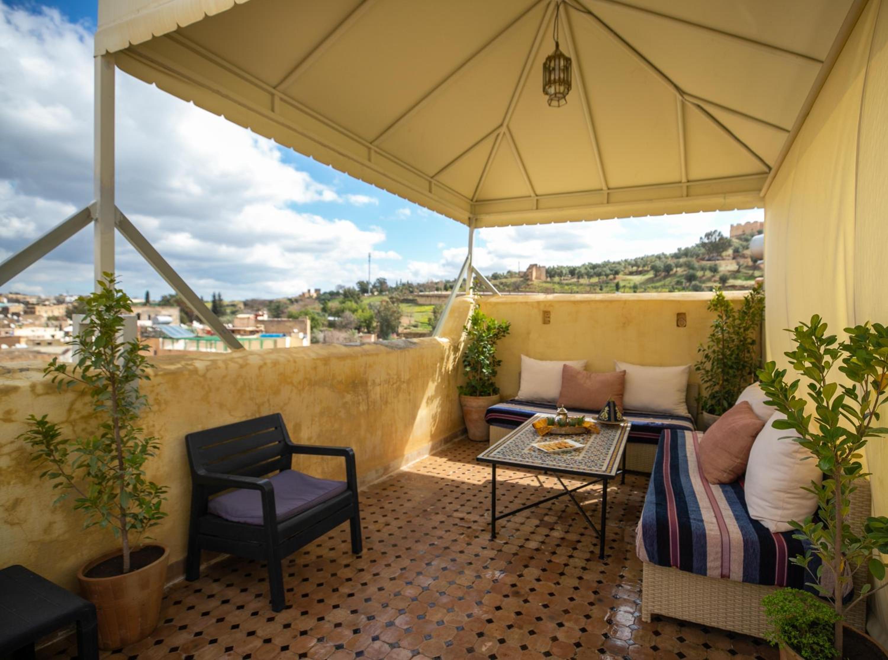 Deluxe Double Room with Bath - Photo 8