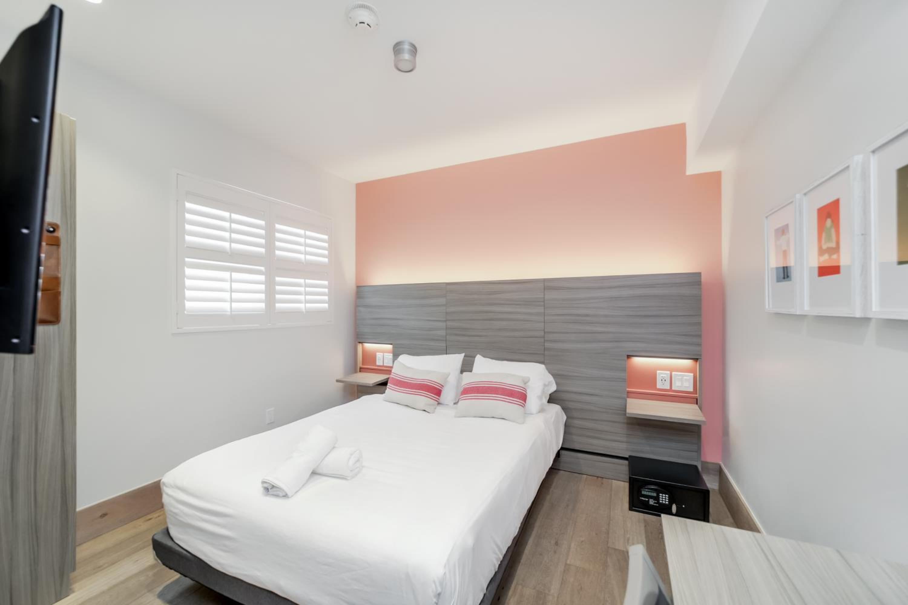 Accessible Room - Queen Bed (Self Check-in) thumbnail 6