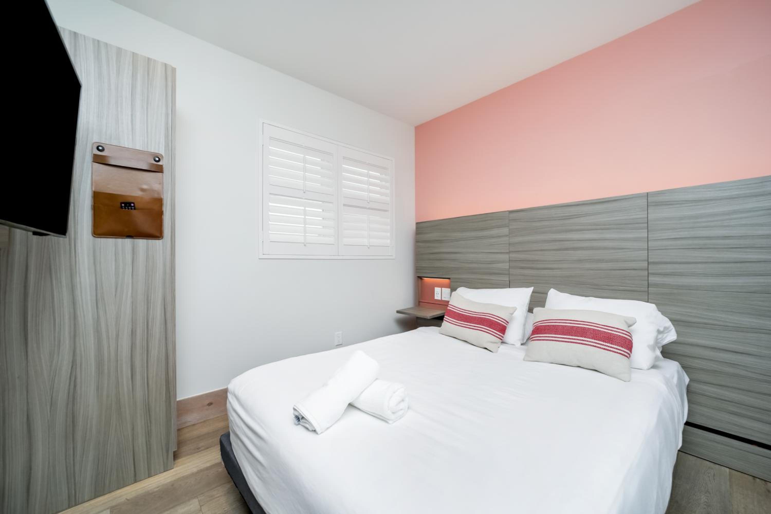 Accessible Room - Queen Bed (Self Check-in) thumbnail 5