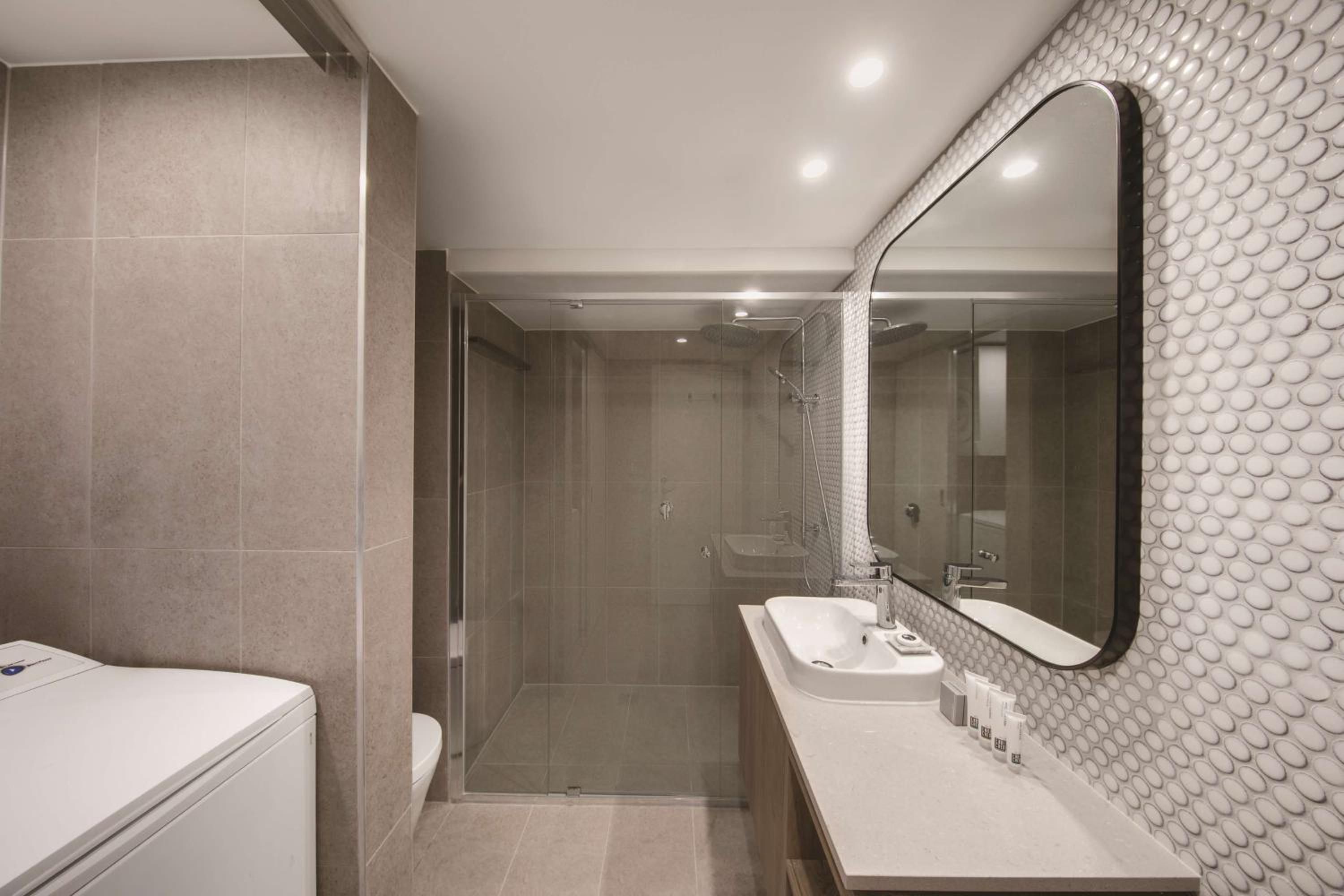 Two-Bedroom Queen Apartment