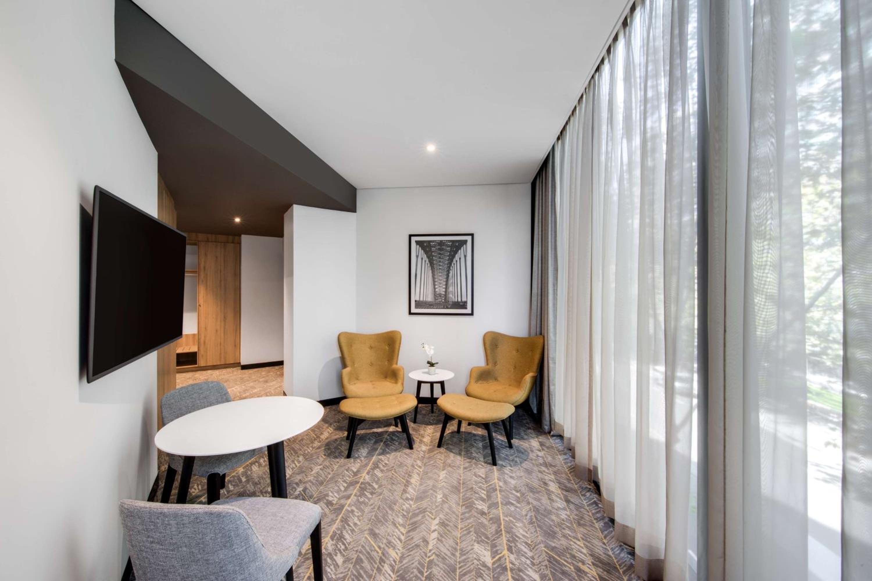 Executive Suite thumbnail 6