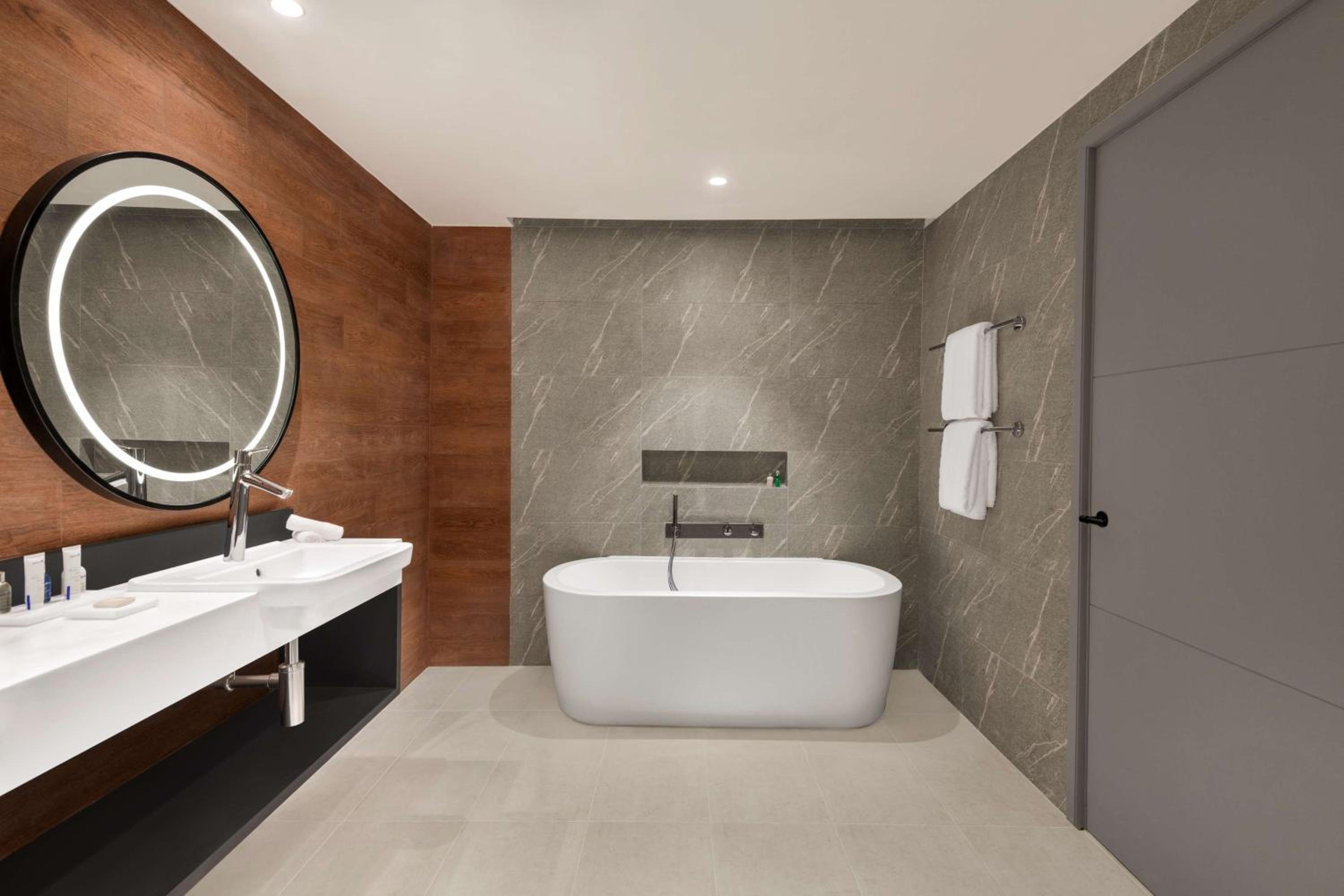 Deluxe Suite - Lounge Access - Photo 7