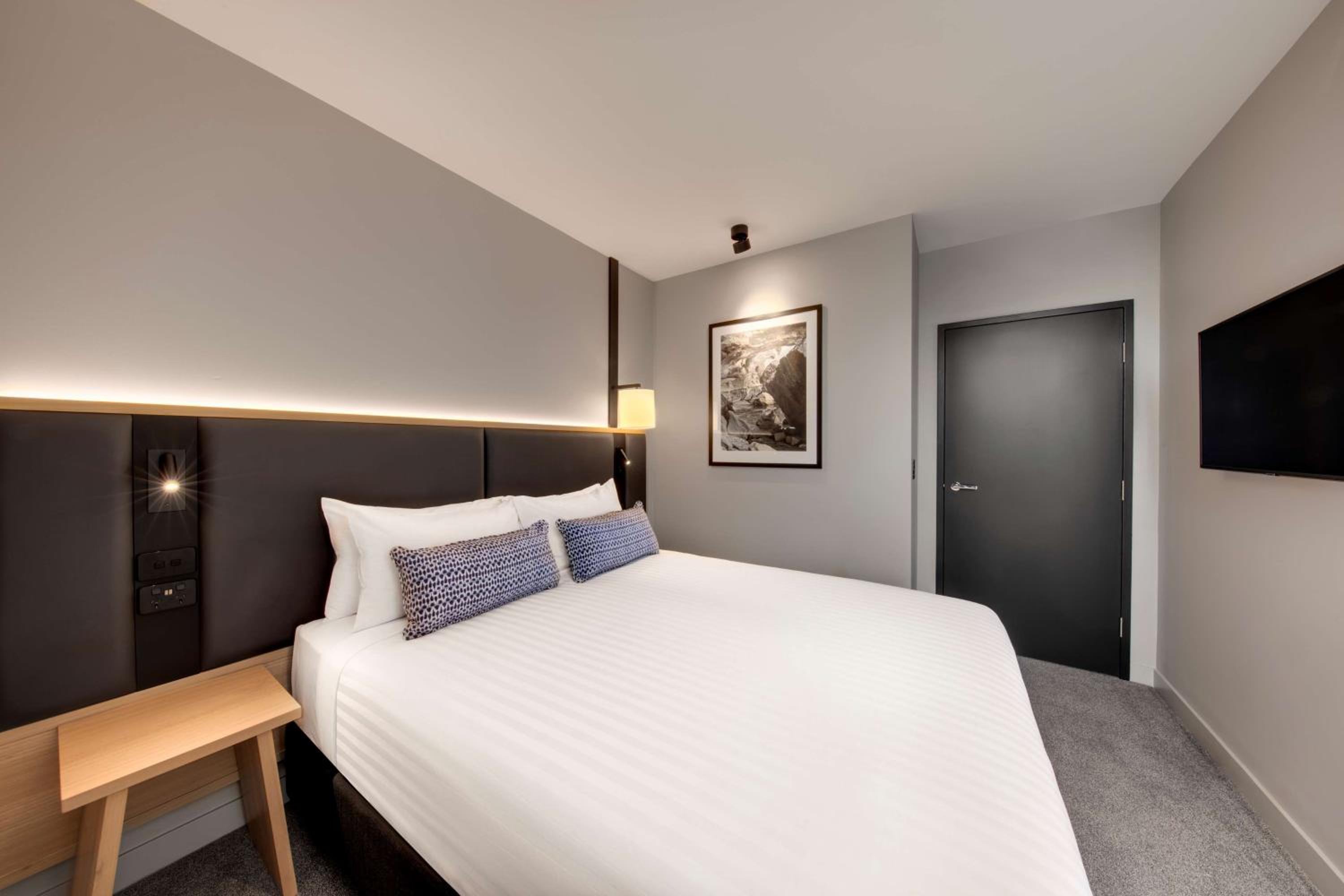 Deluxe Queen Suite - Photo 5