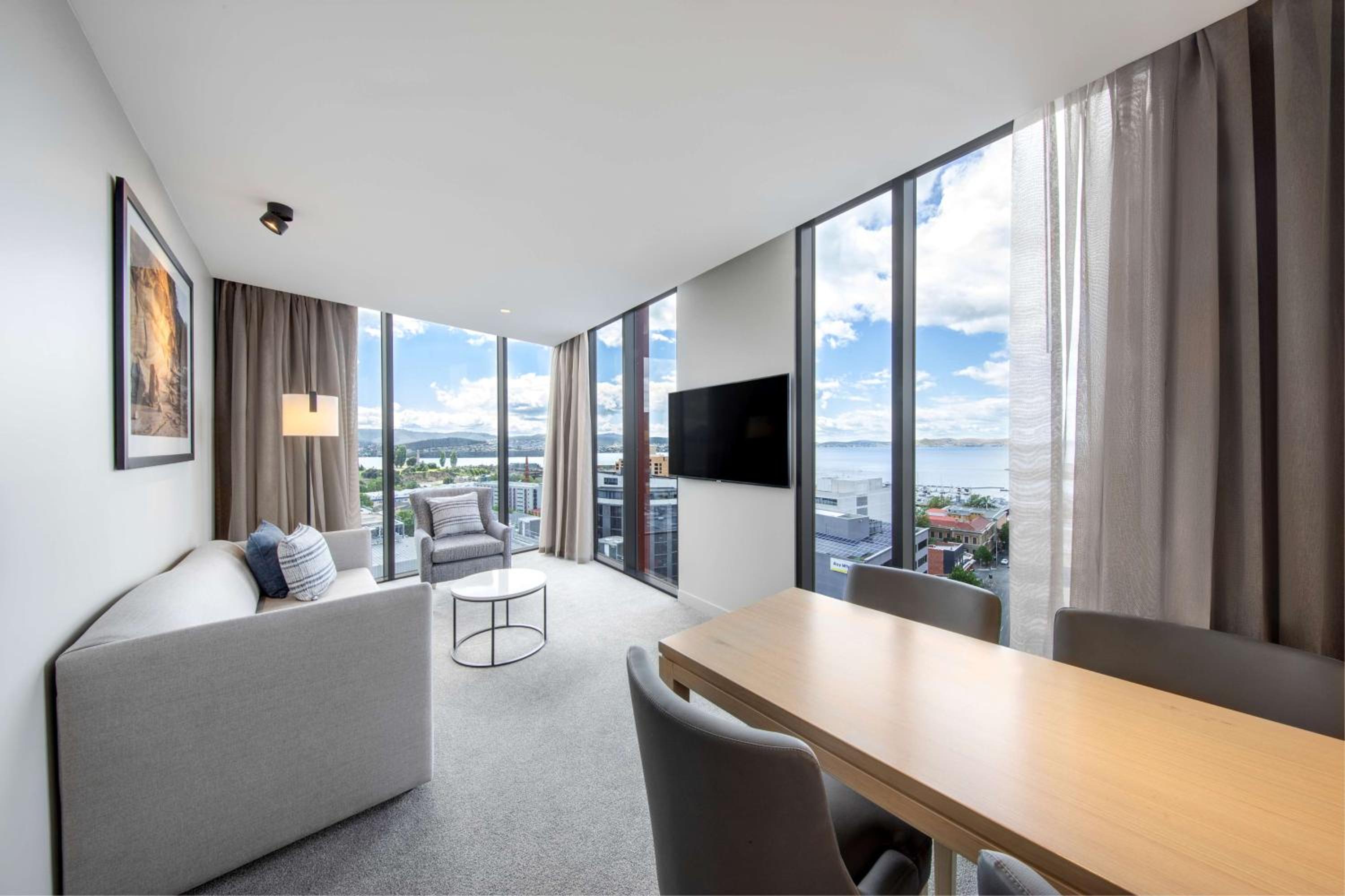Deluxe Suite Queen with View - Photo 6