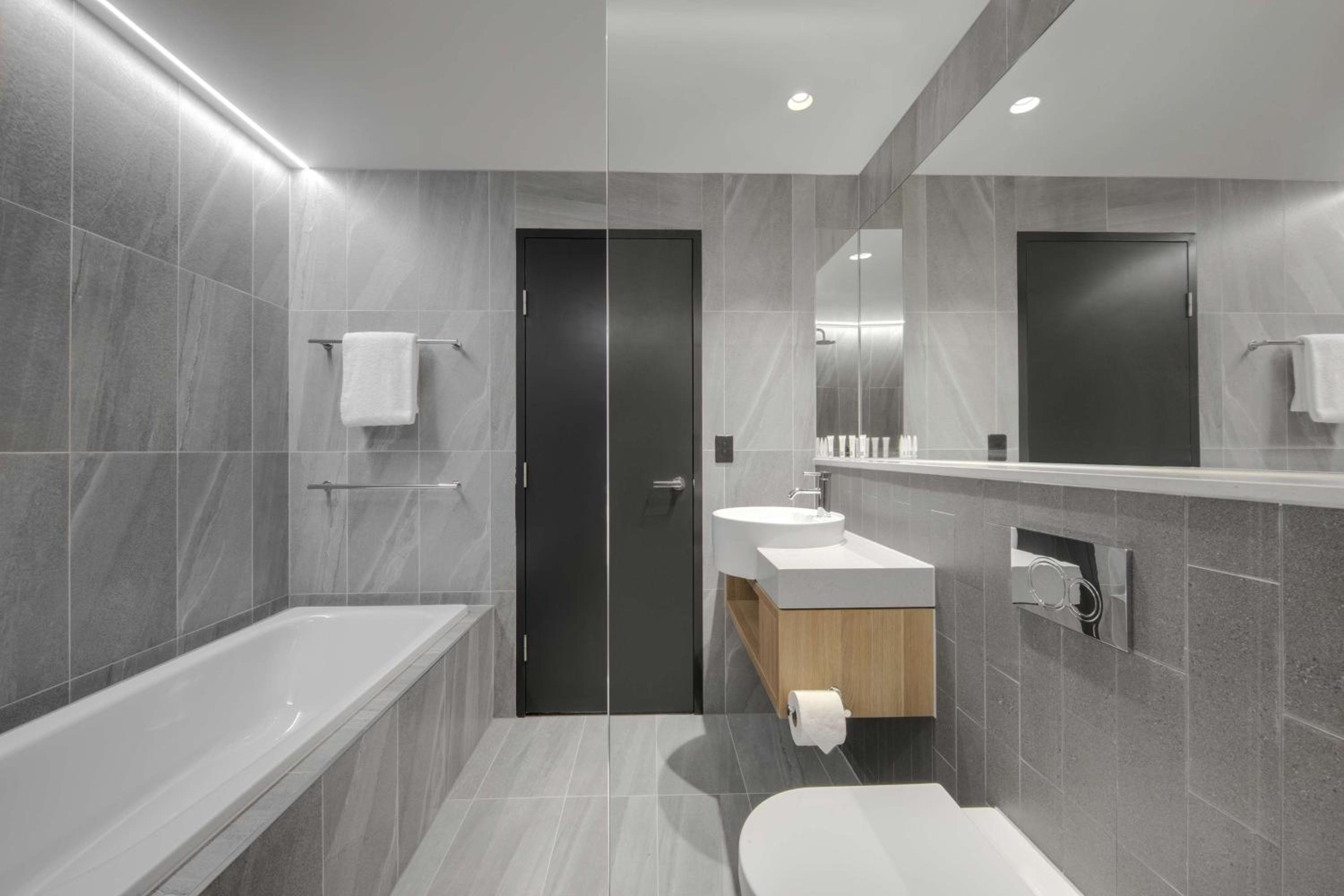 Deluxe Suite Queen with View - Photo 4