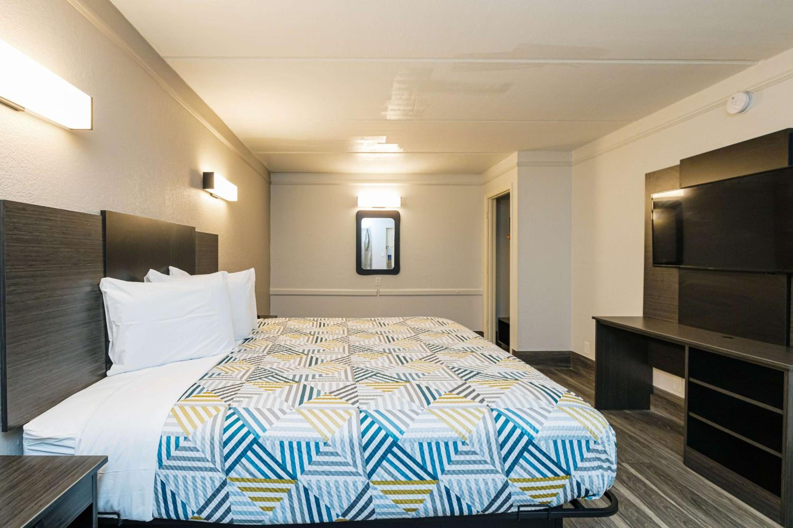 1 King Bed | ADA/Tub/Kitchen