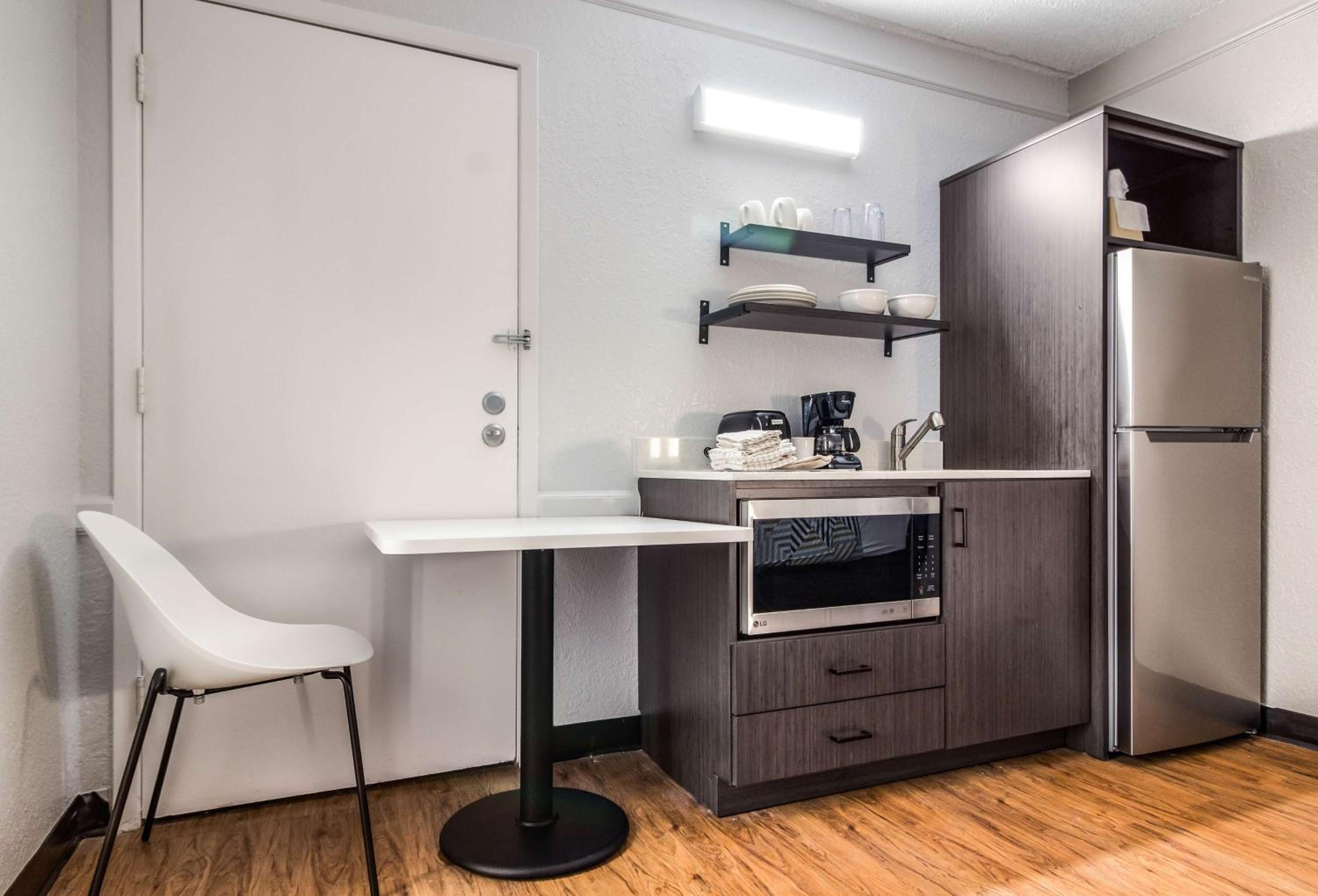 2 Full Beds | Kitchen, Smoking - Photo 2