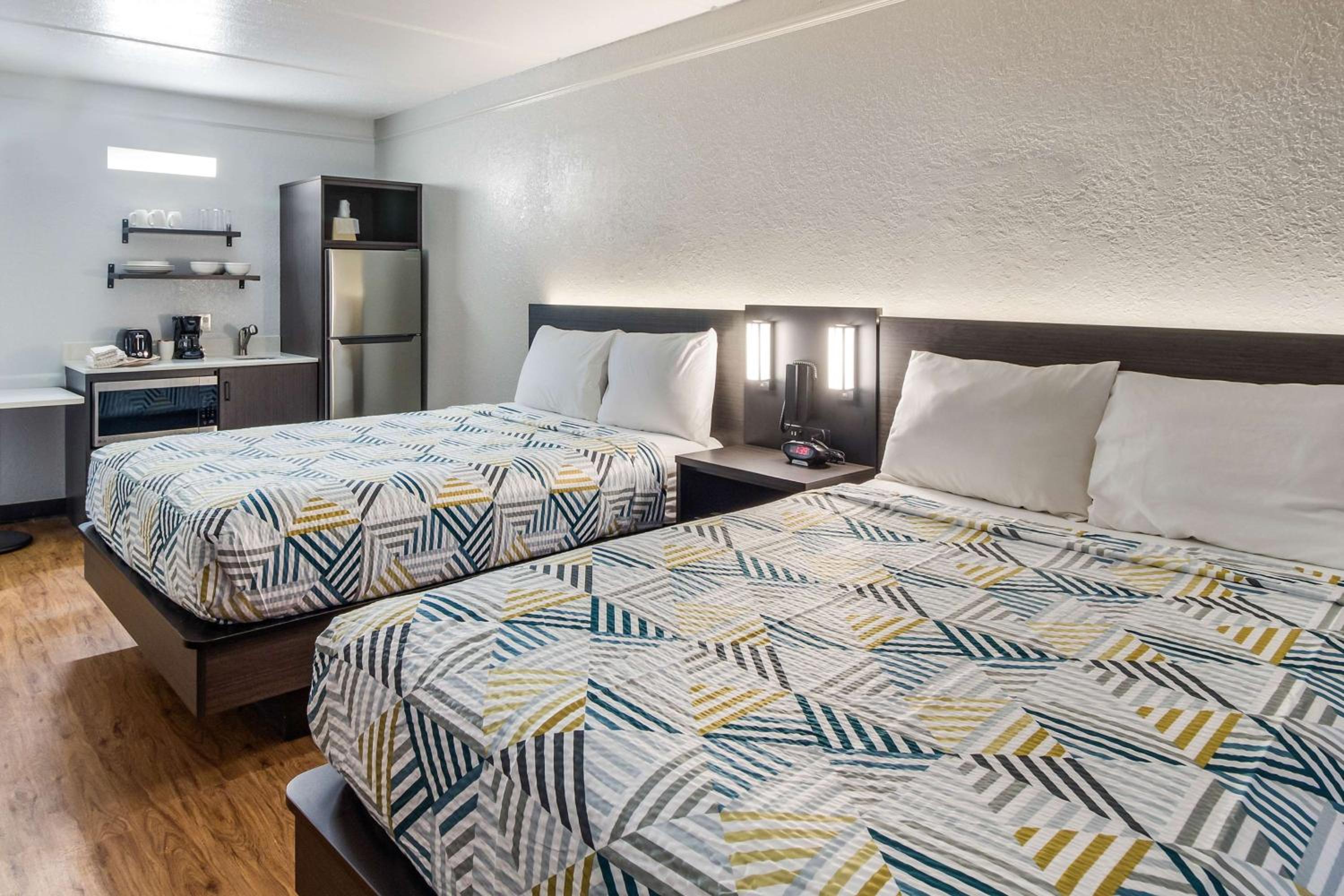 2 Full Beds | Kitchen, Smoking - Photo 4