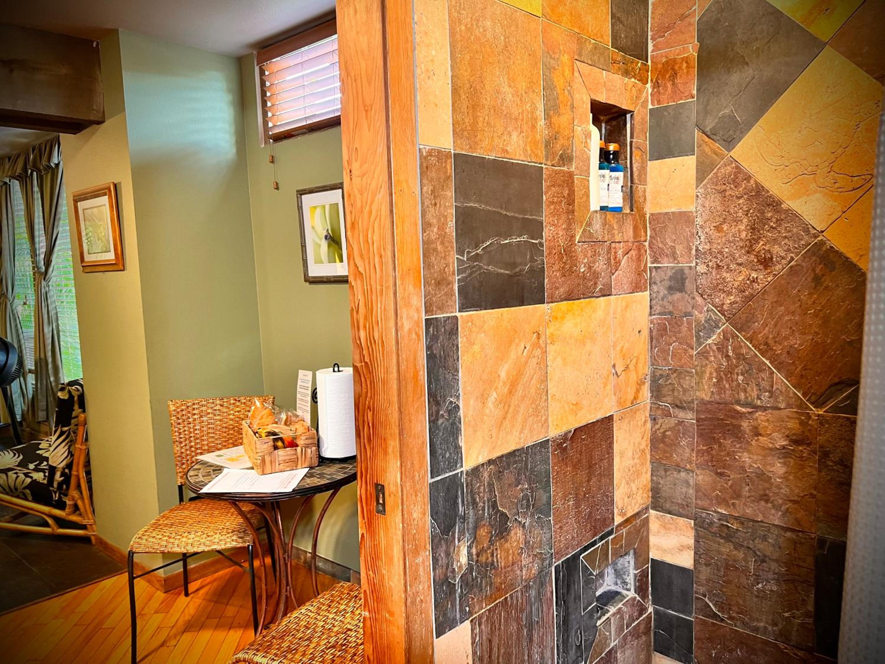 Deluxe Queen Room - Photo 15