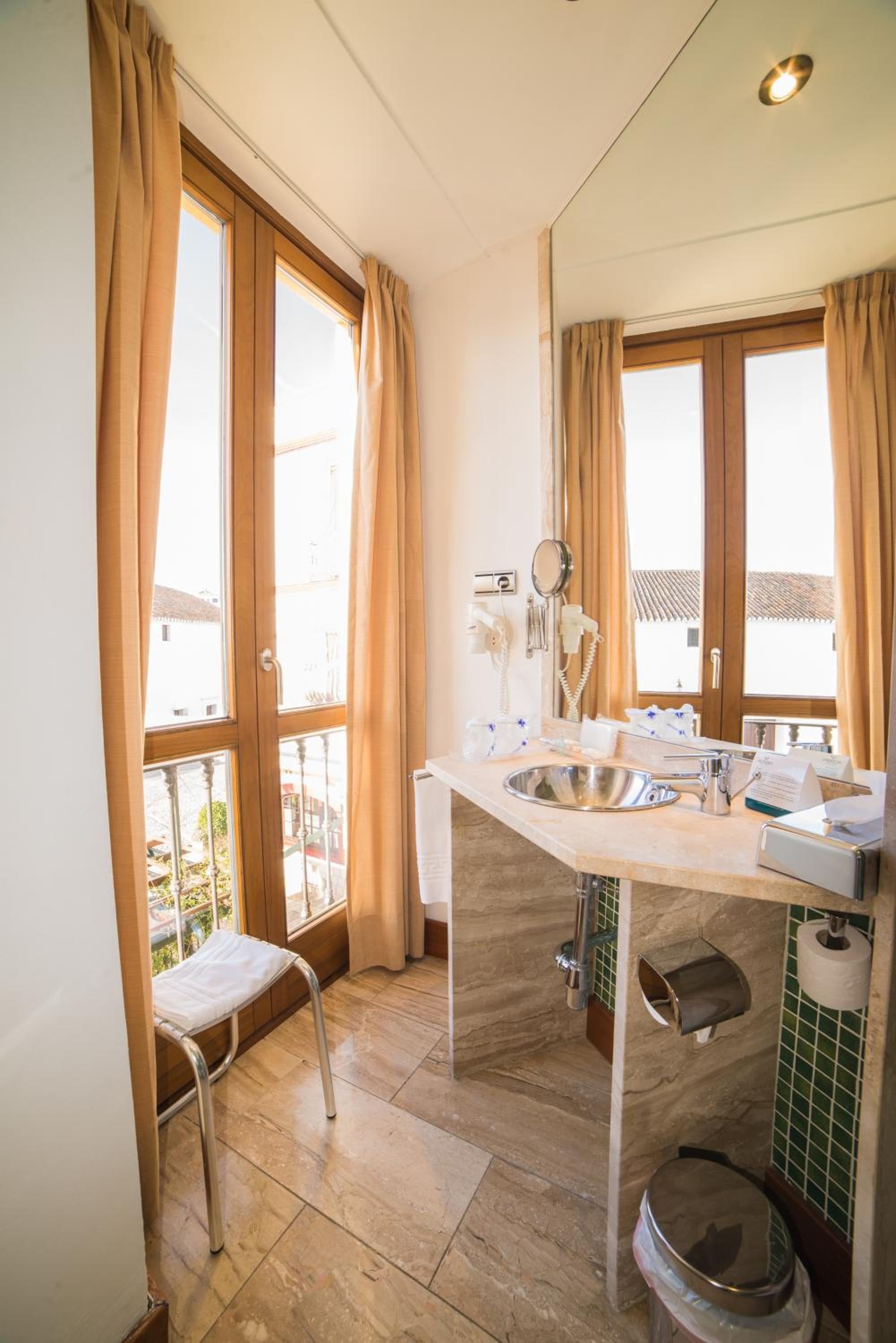 Standard Double Room - Photo 15