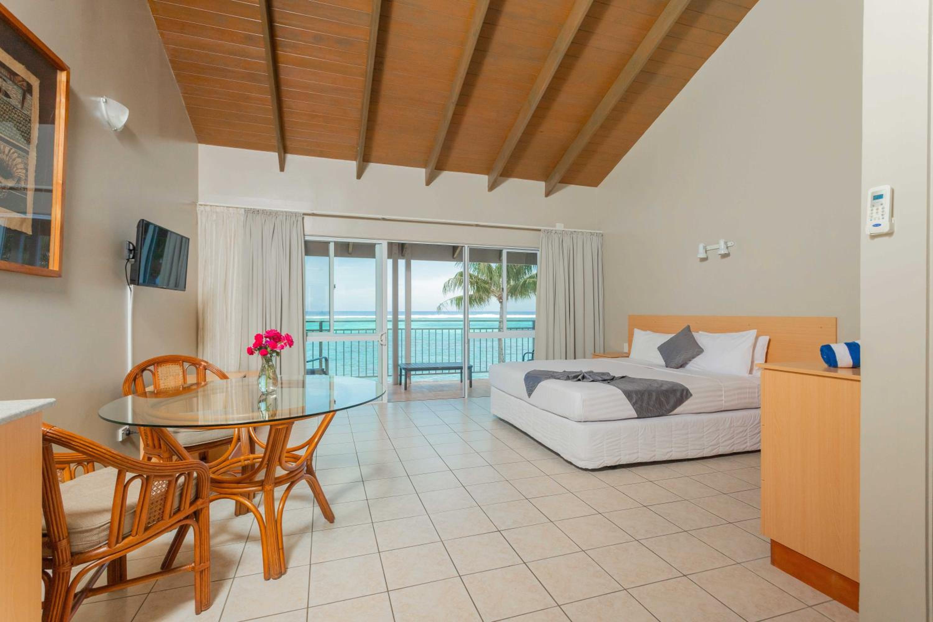 Deluxe Beachfront Studio - Adults Only photo 1