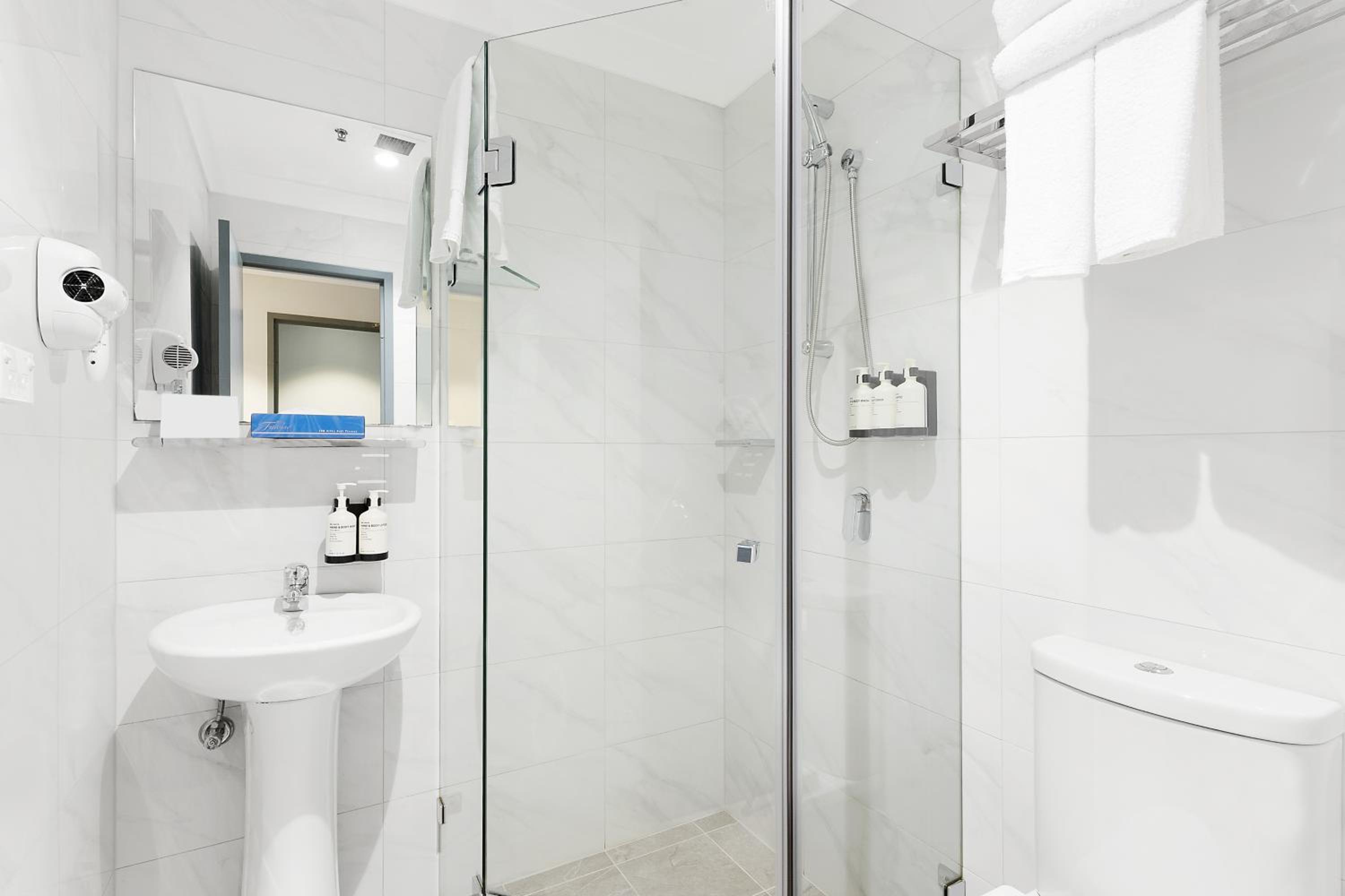 Standard Queen Room with Internal Window photo 2