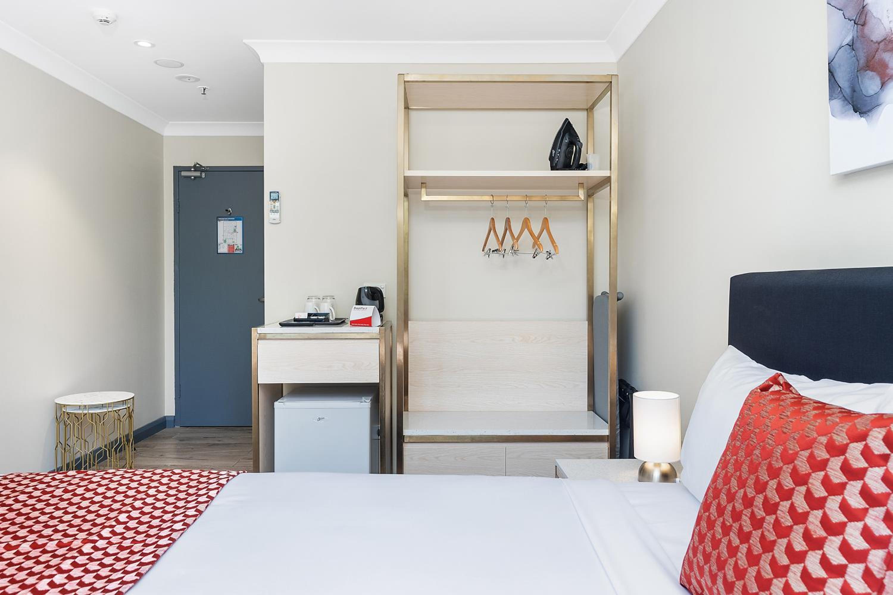 Standard Queen Room with Internal Window photo 3
