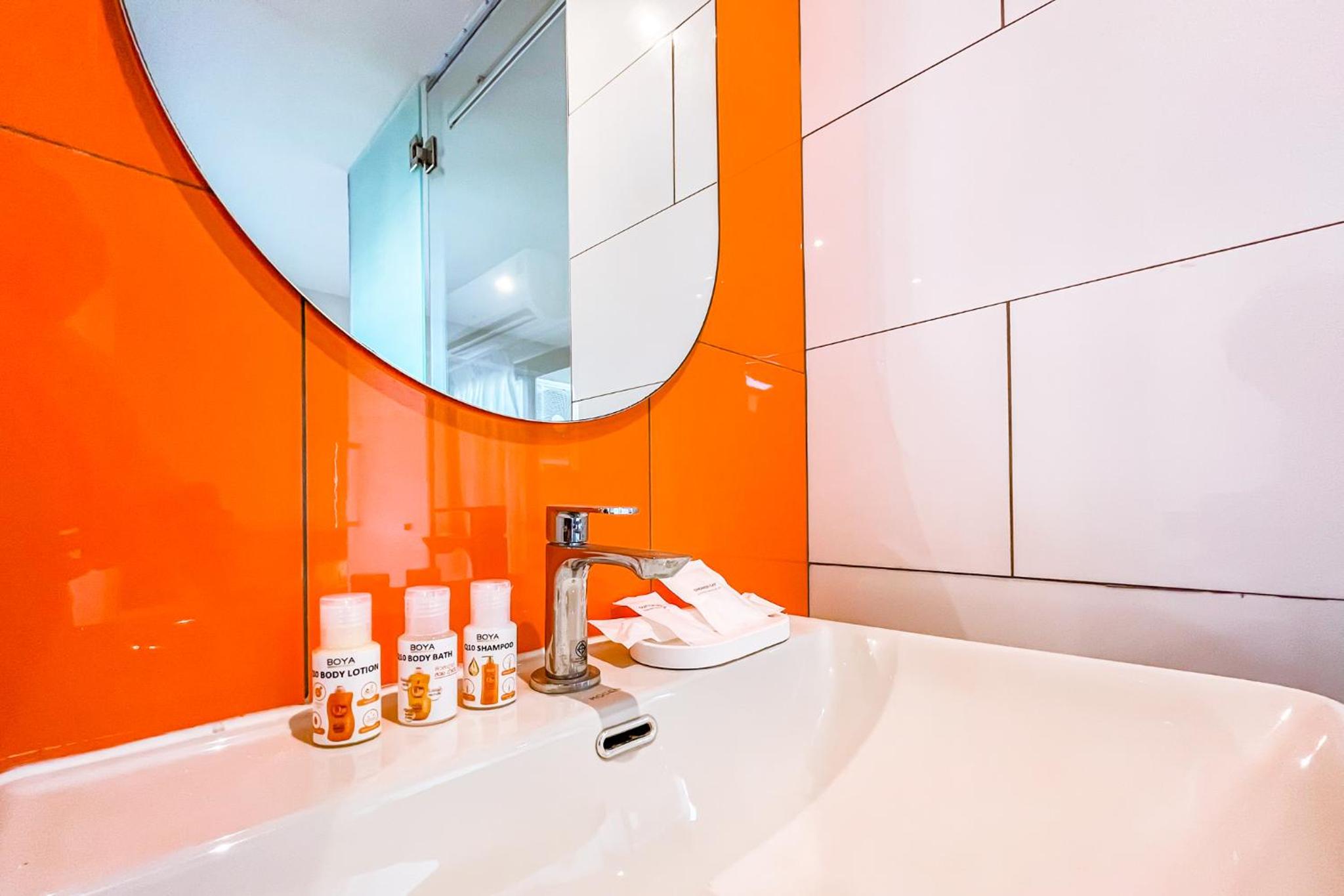 Deluxe King Room with Shower - Non-Smoking photo 1