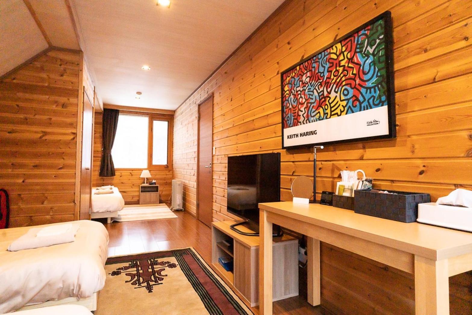 Family Room with Shared Bathroom photo 3