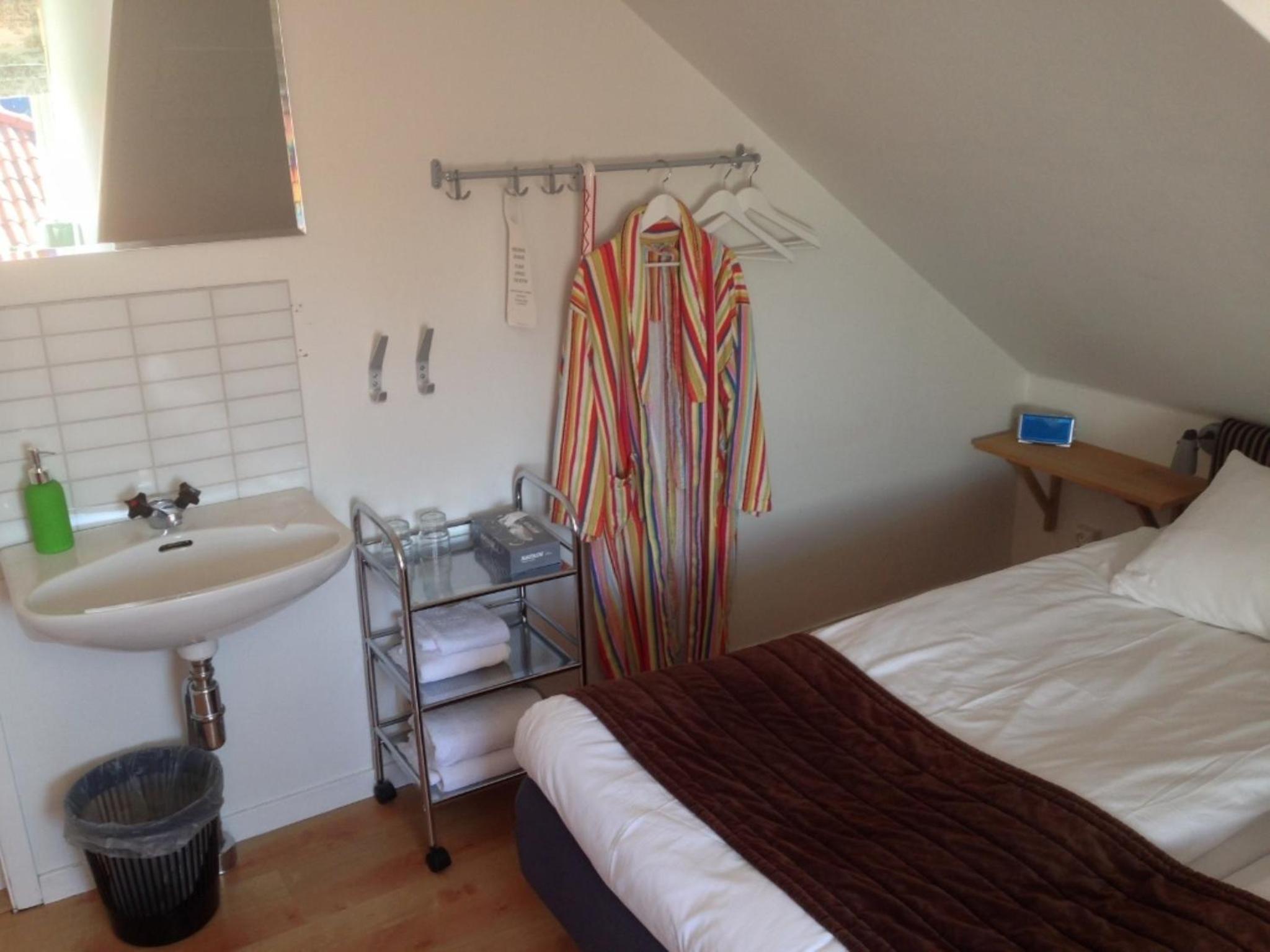 Economy Twin Room with Shared Bathroom photo 3