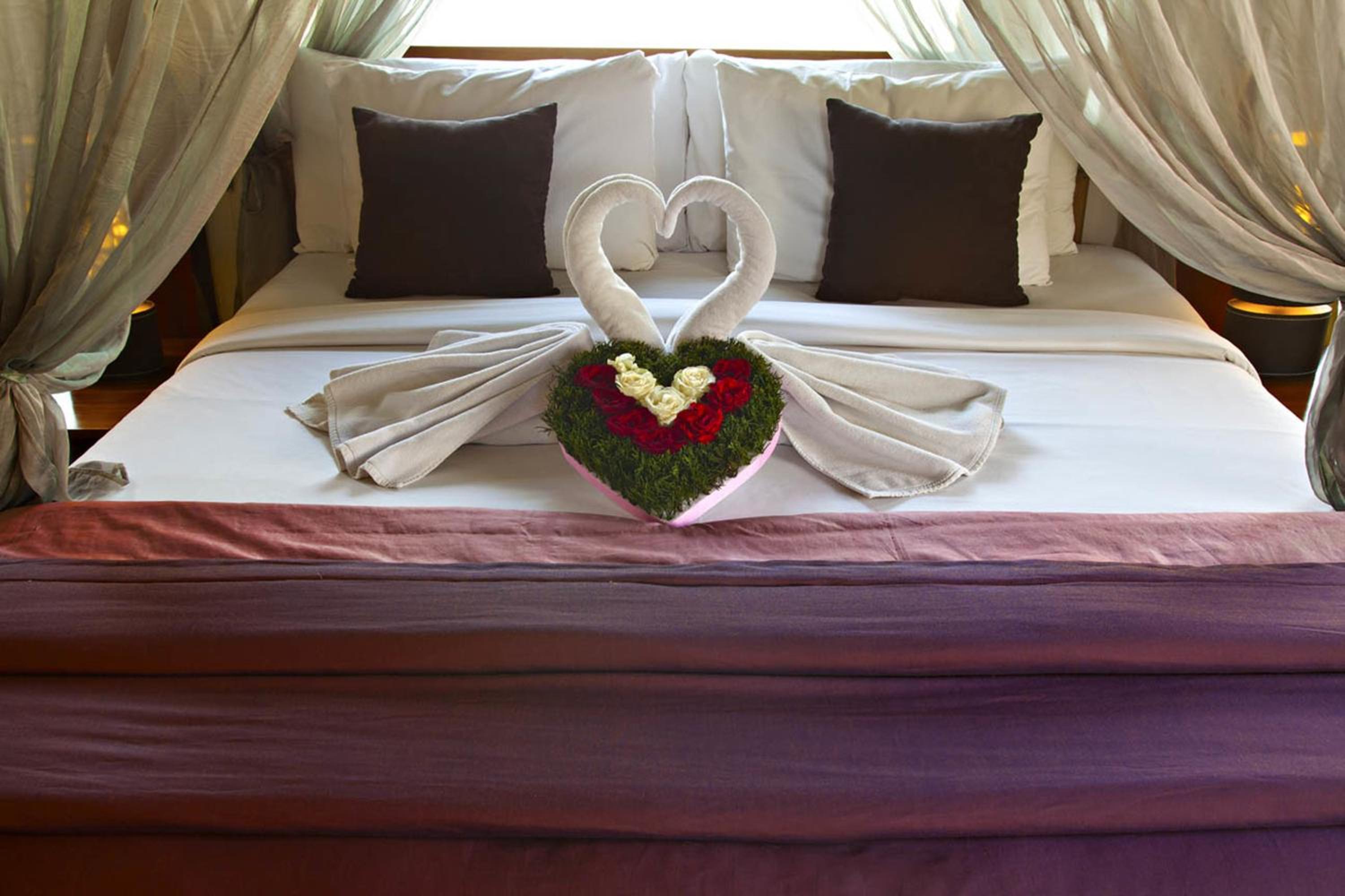 Special Offer - Honeymoon Package at One-Bedroom Suite with Hot Tub - Photo 8