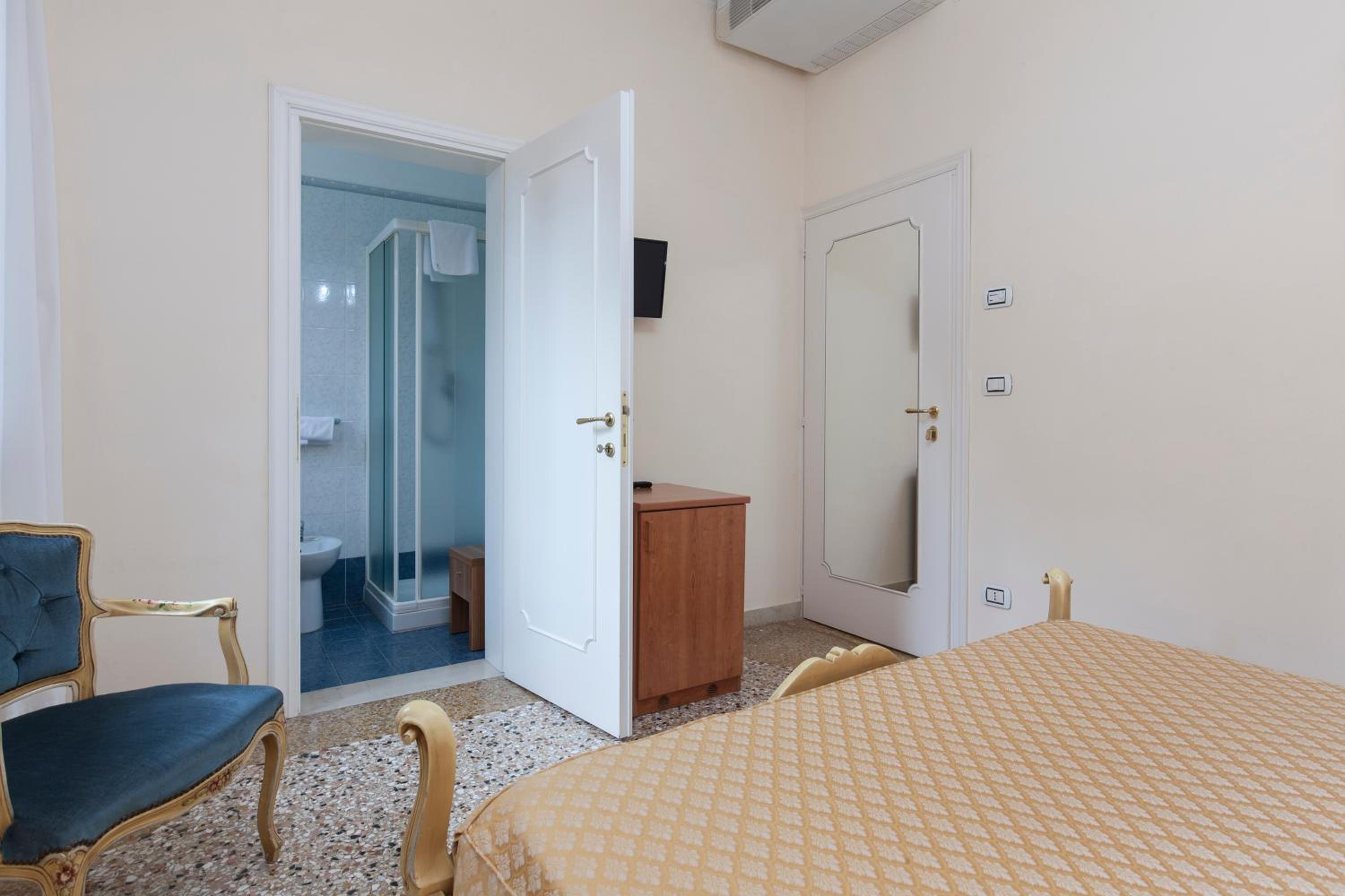 Small Double Room photo 1