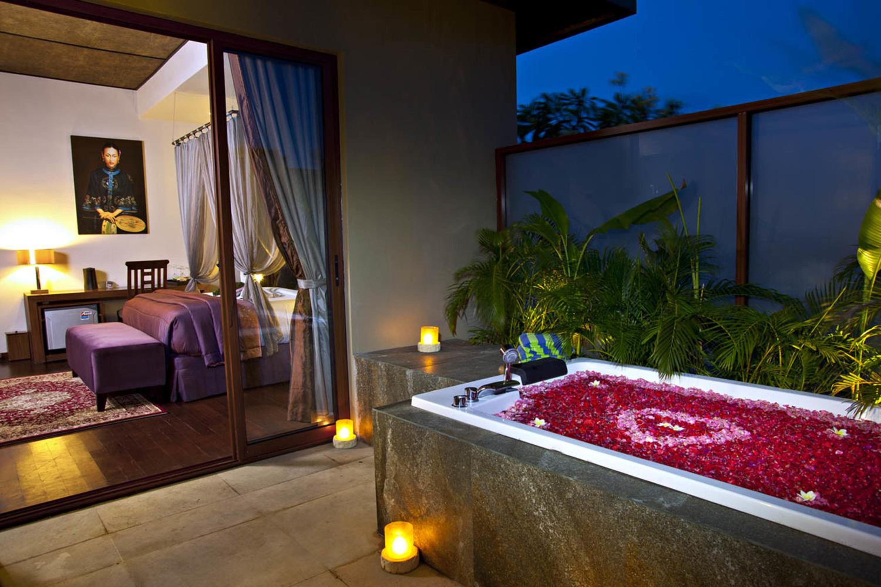 Special Offer - Honeymoon Package at One-Bedroom Suite with Hot Tub - Photo 11