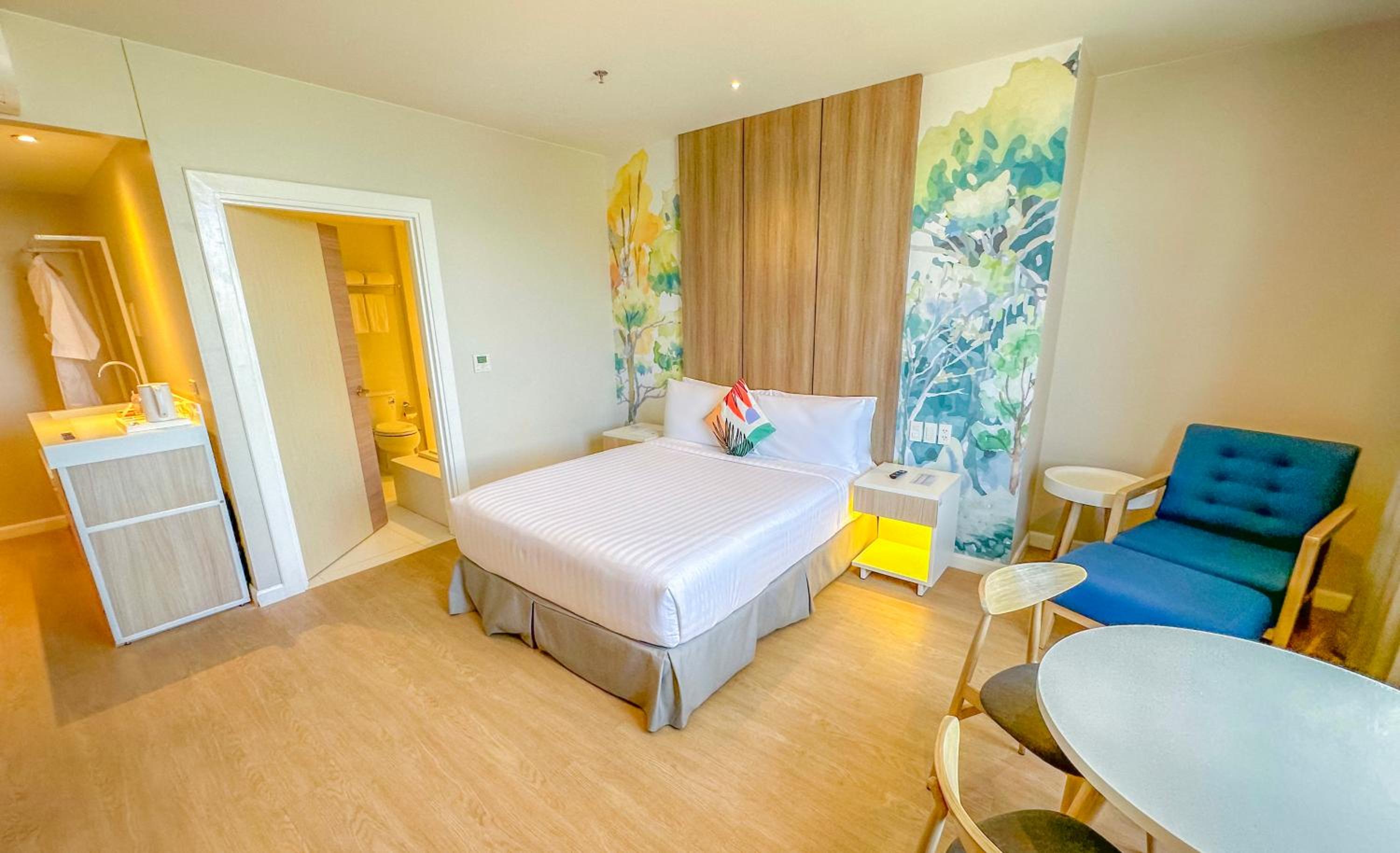 Executive Suite - Photo 8