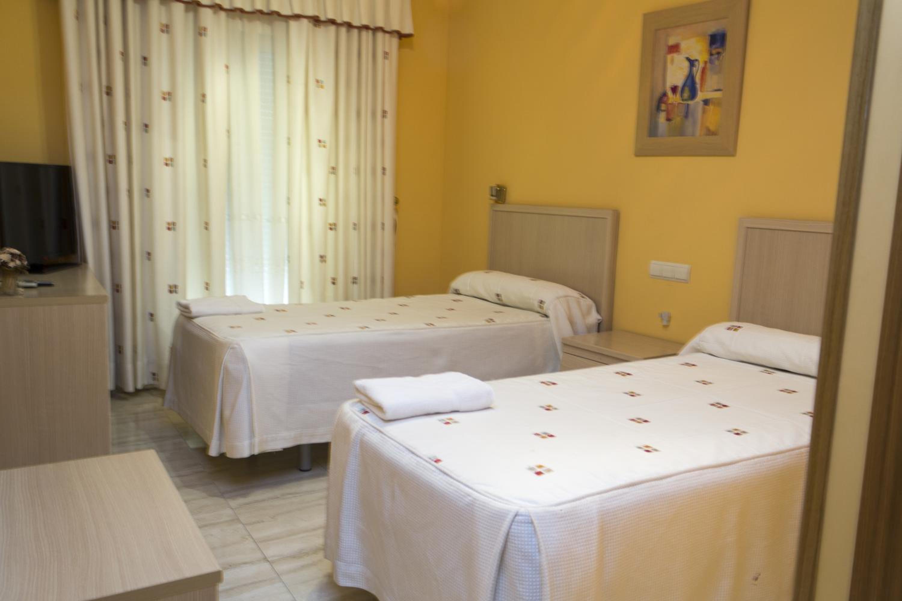Twin Room - Photo 3