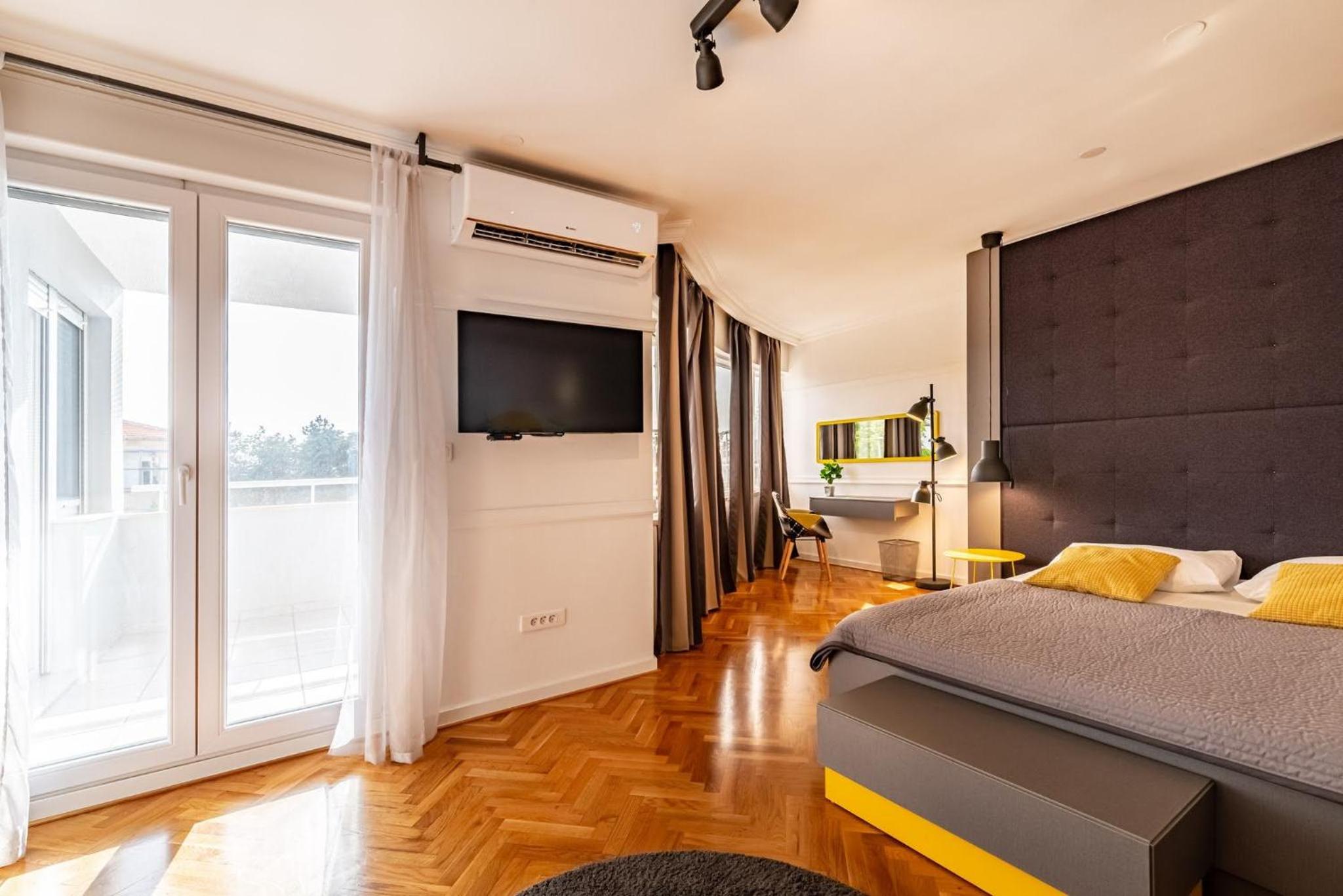 Apartment with Terrace - Photo 3