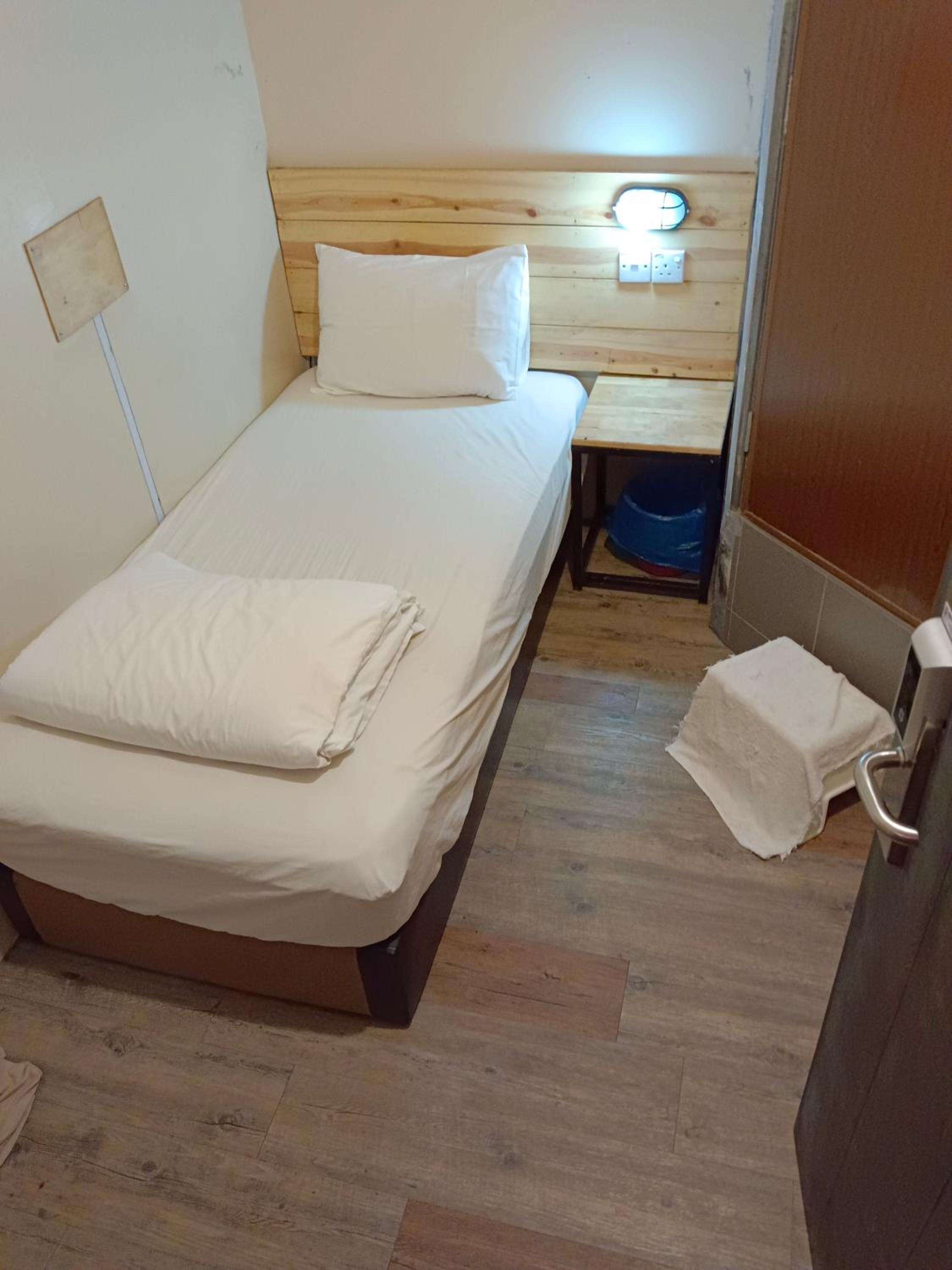 Single Room with Bathroom photo 1