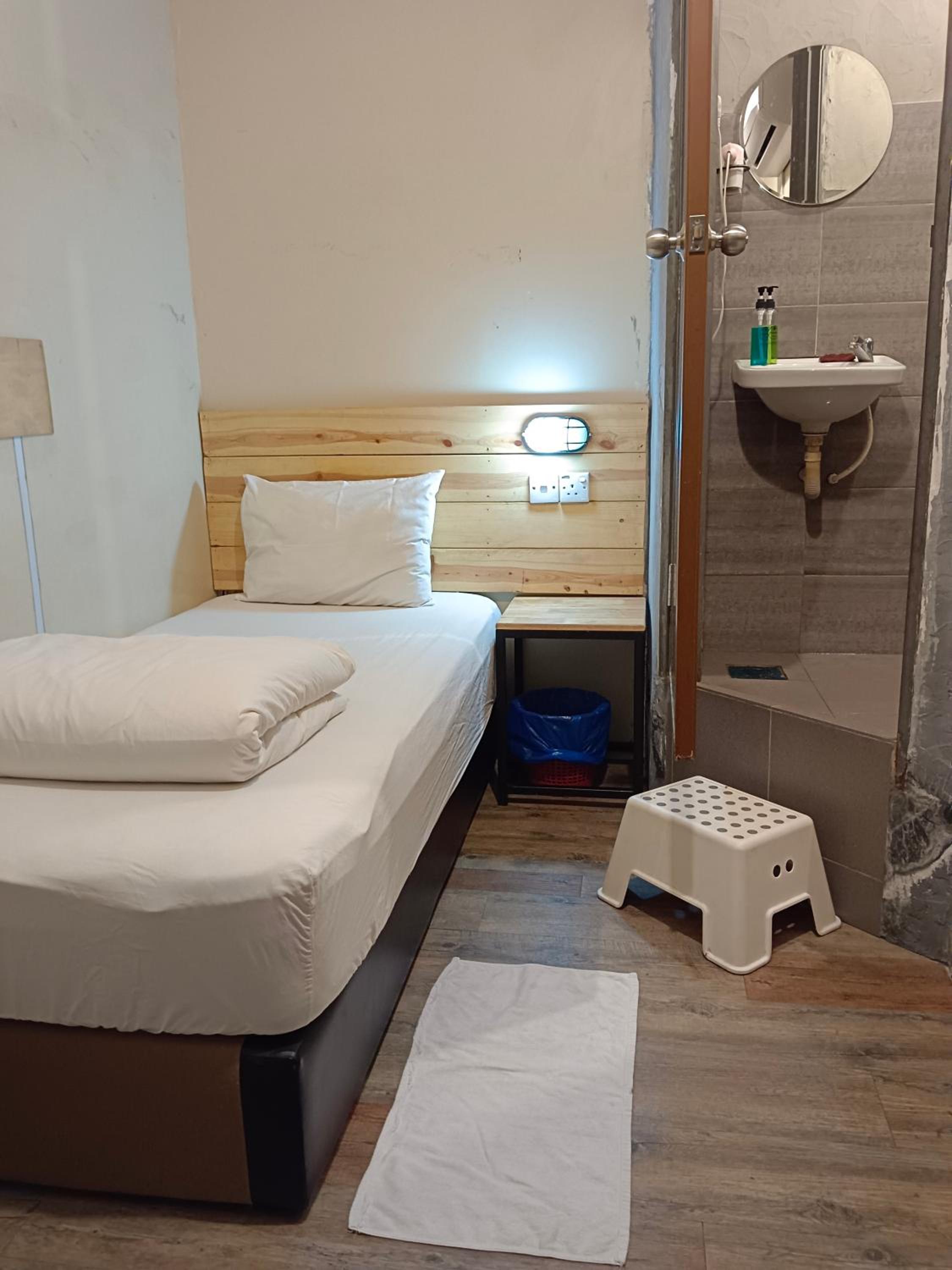 Single Room with Bathroom photo 2