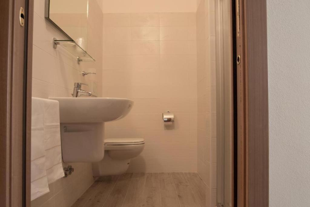 Deluxe Double Room with Balcony - Photo 5