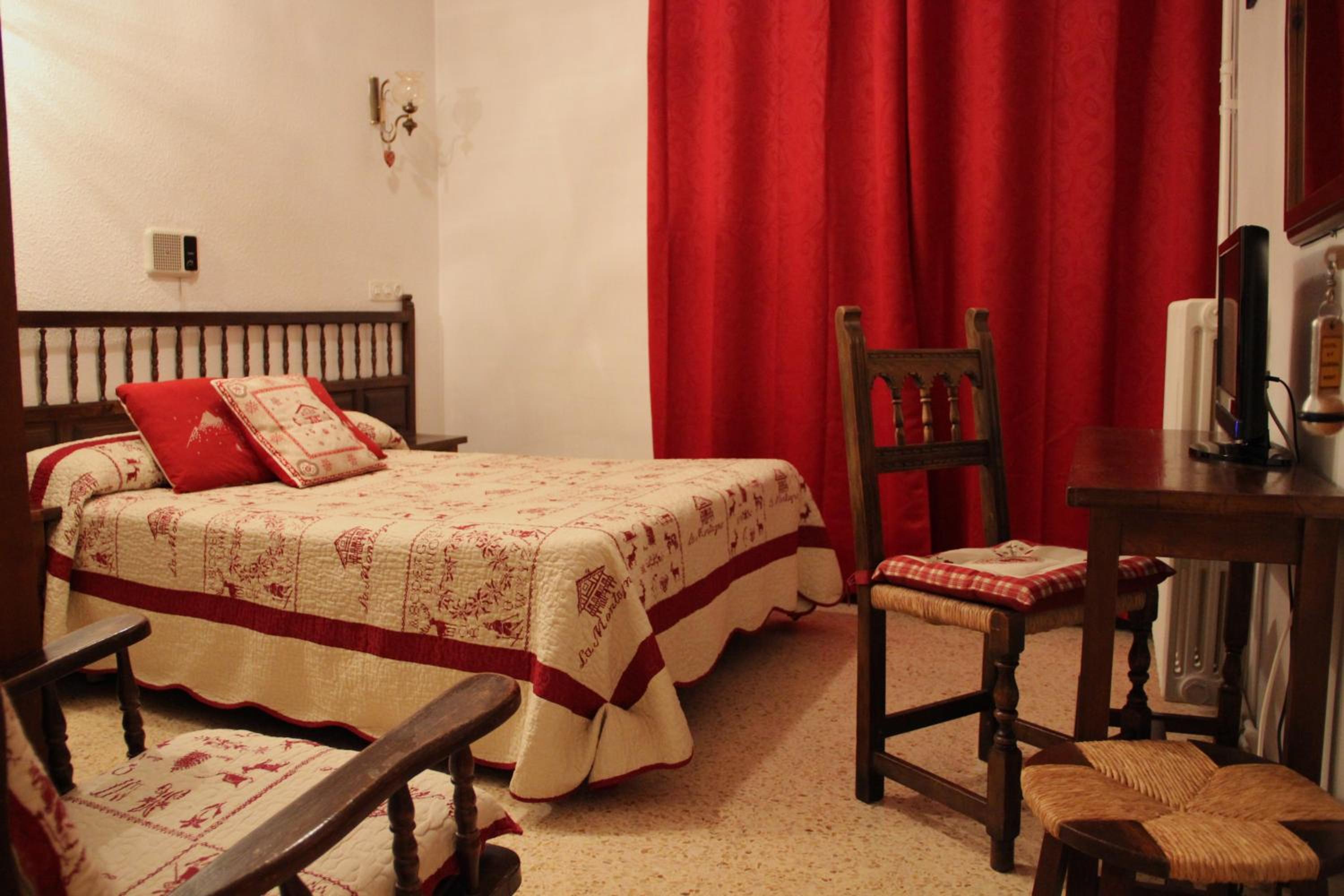 Double or Twin Room - Photo 7