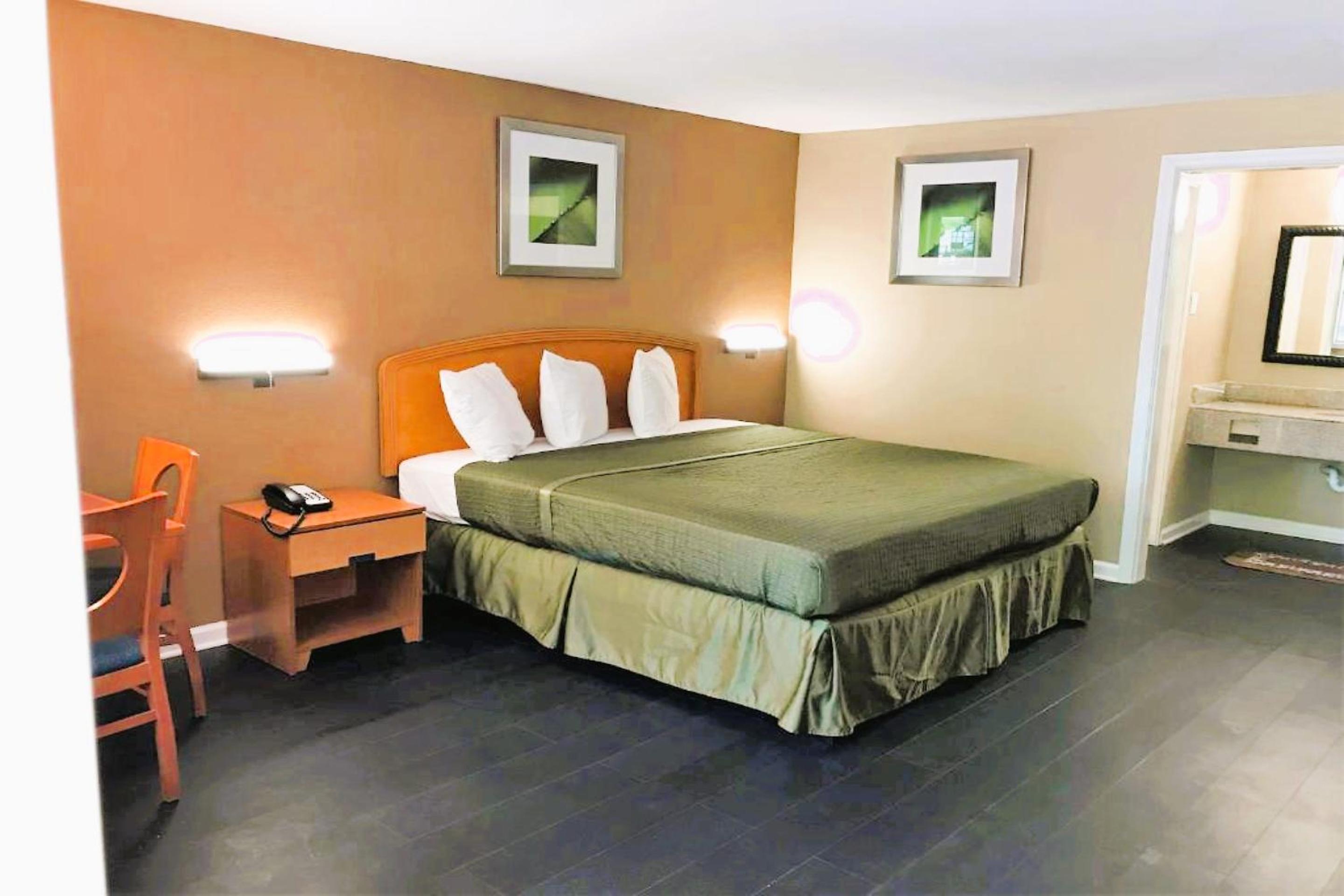Deluxe King Room photo 1