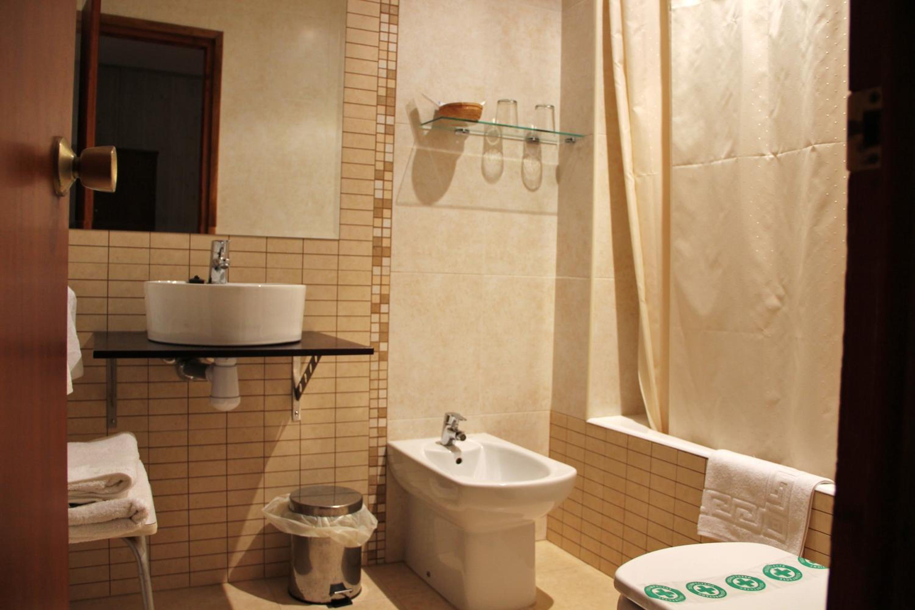 Double or Twin Room - Photo 4