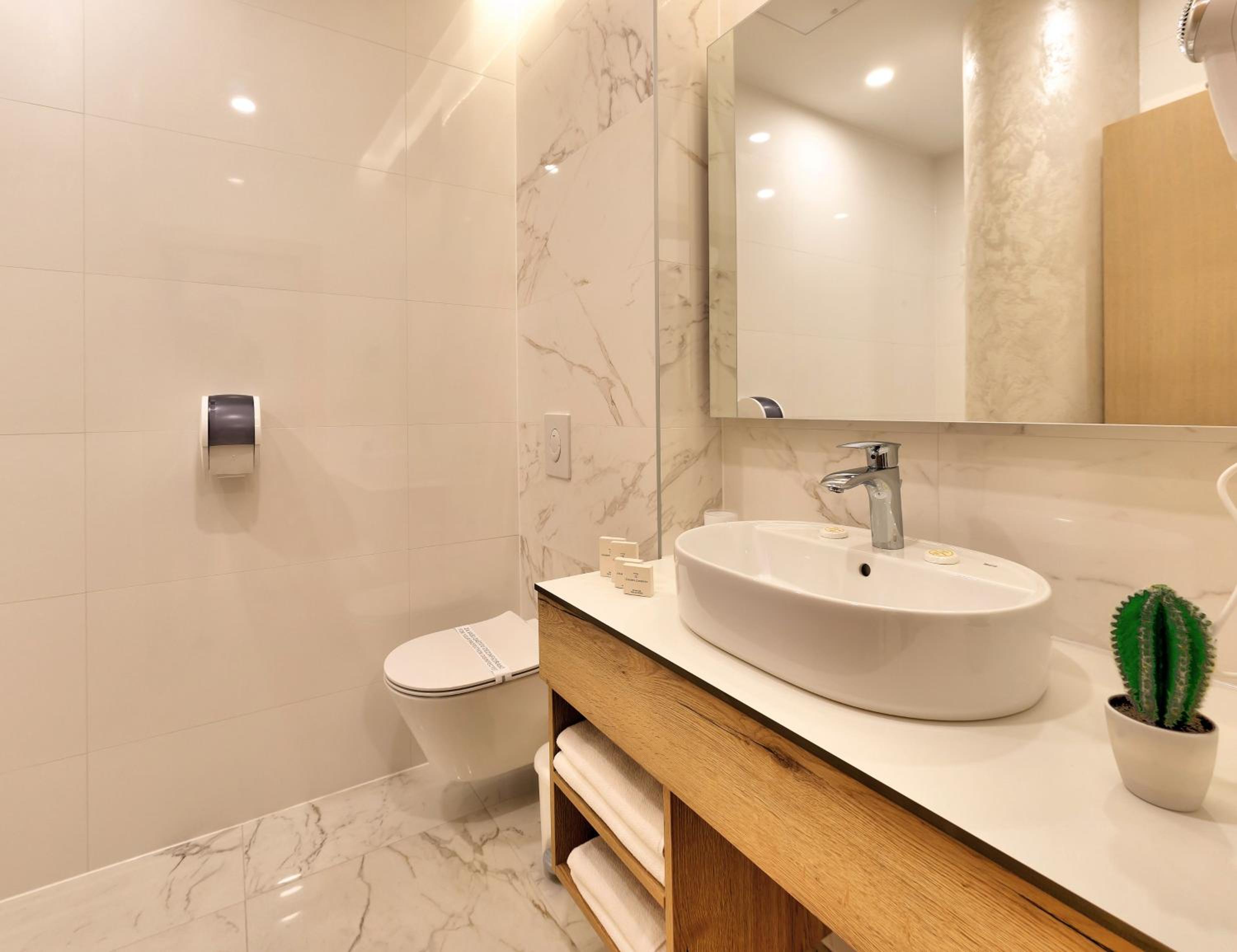 Standard Double or Twin Room photo 3