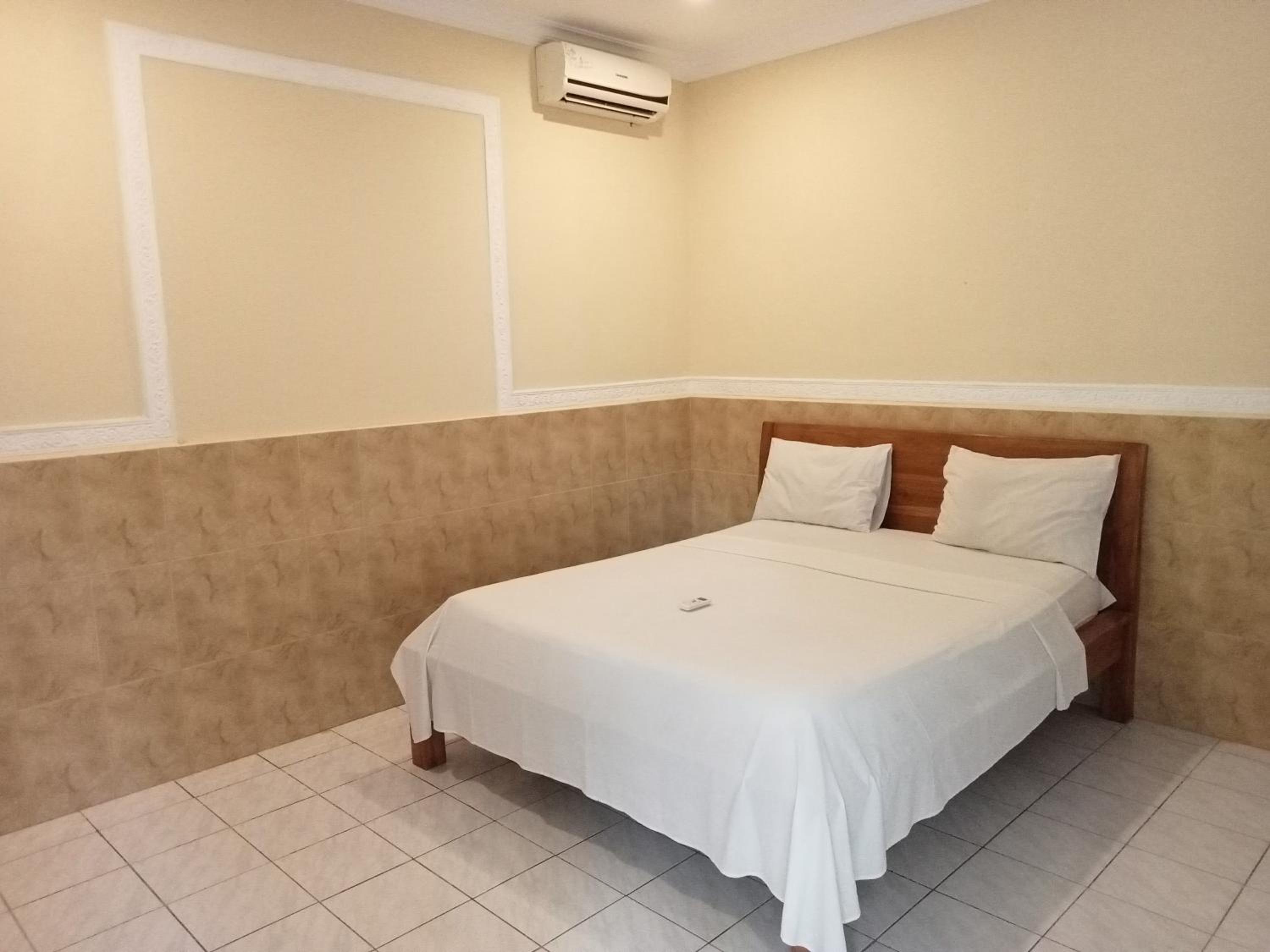 Budget Double Room - Photo 9