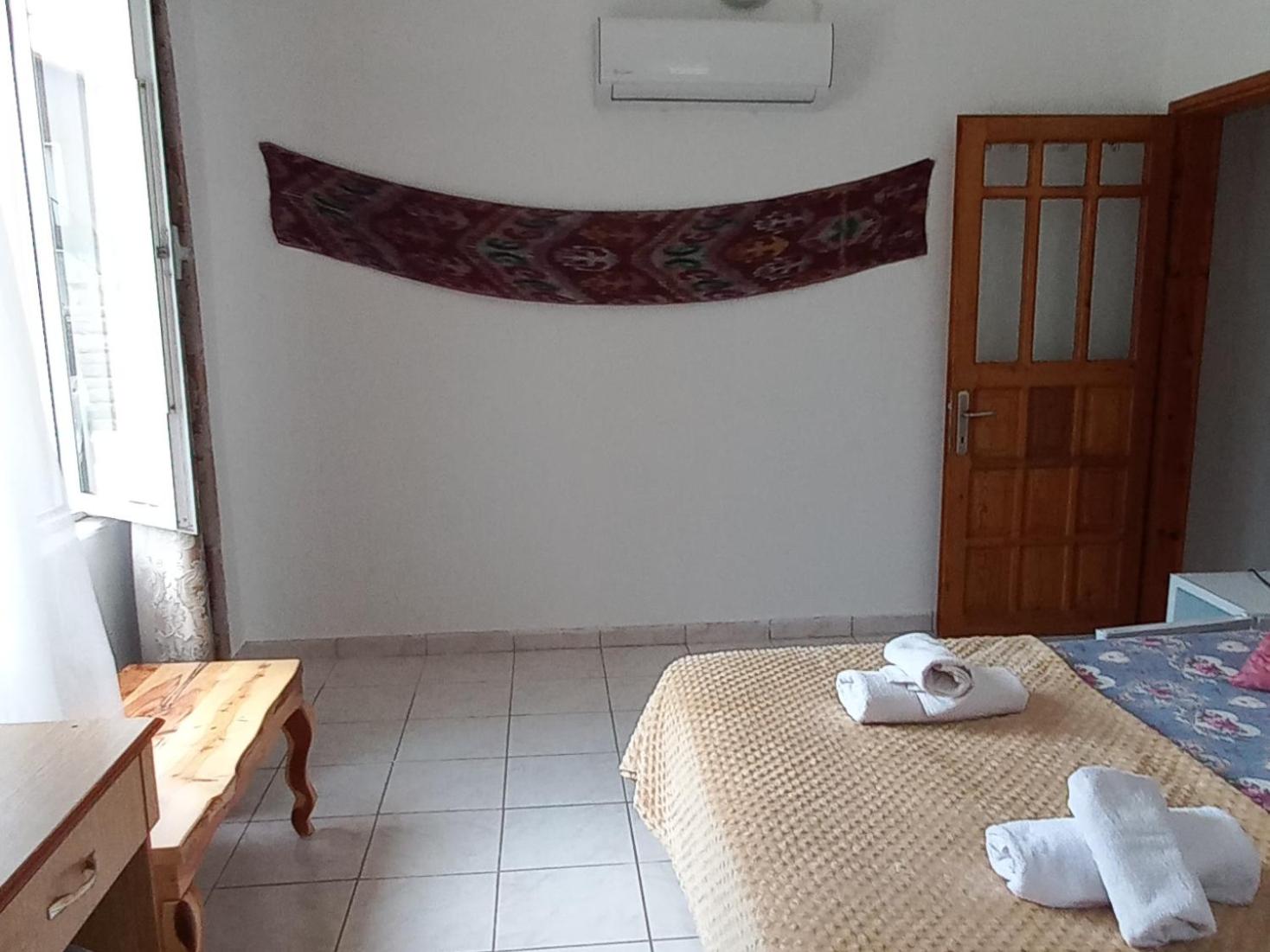 One-Bedroom House - Photo 7