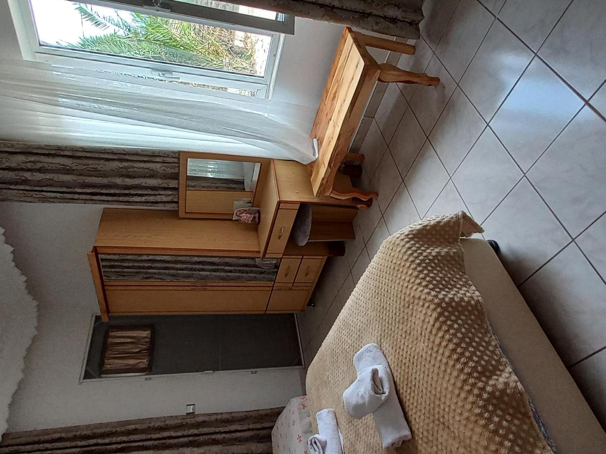 One-Bedroom House - Photo 8