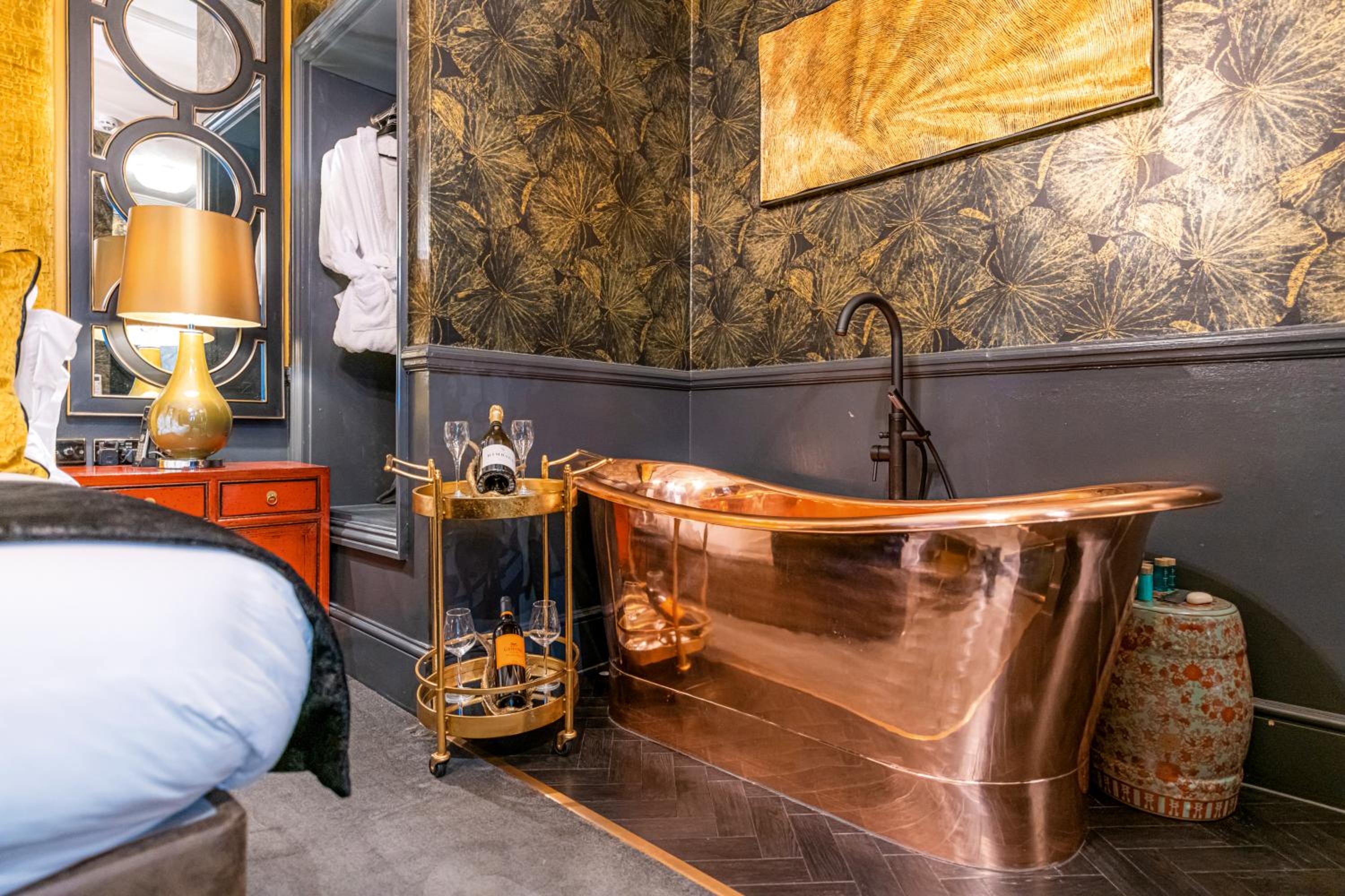 Deluxe Double Room with Bath - Photo 9
