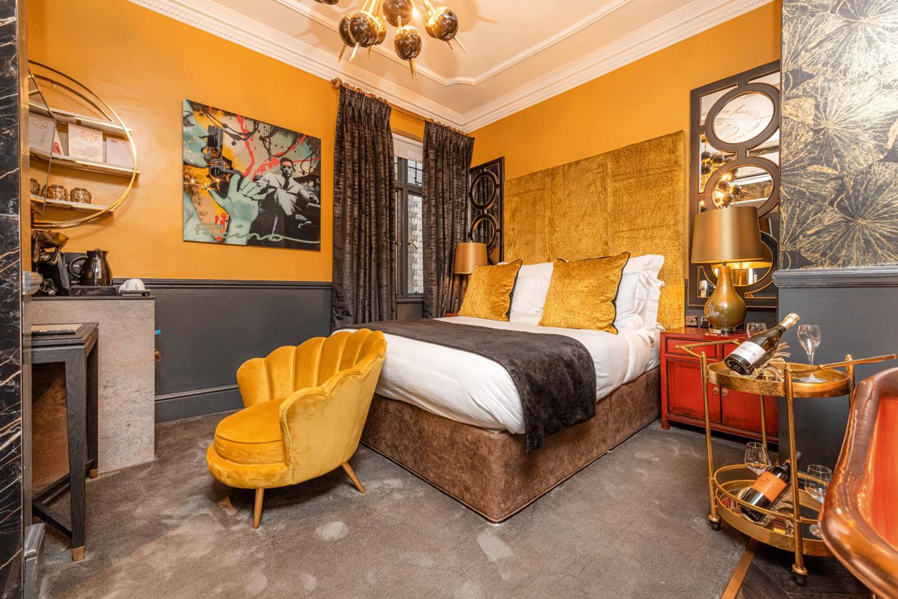 Deluxe Double Room with Bath - Photo 8
