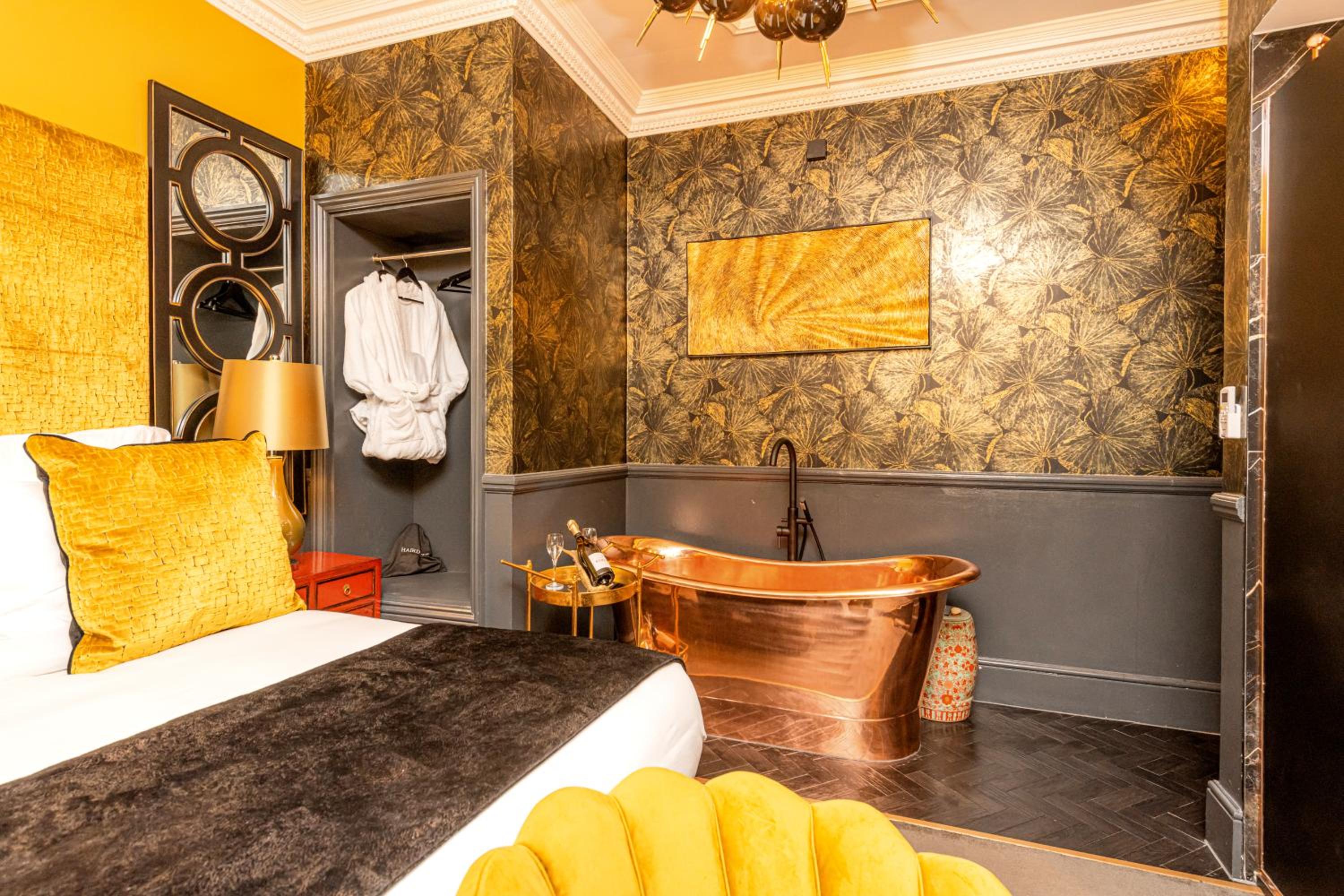 Deluxe Double Room with Bath - Photo 7